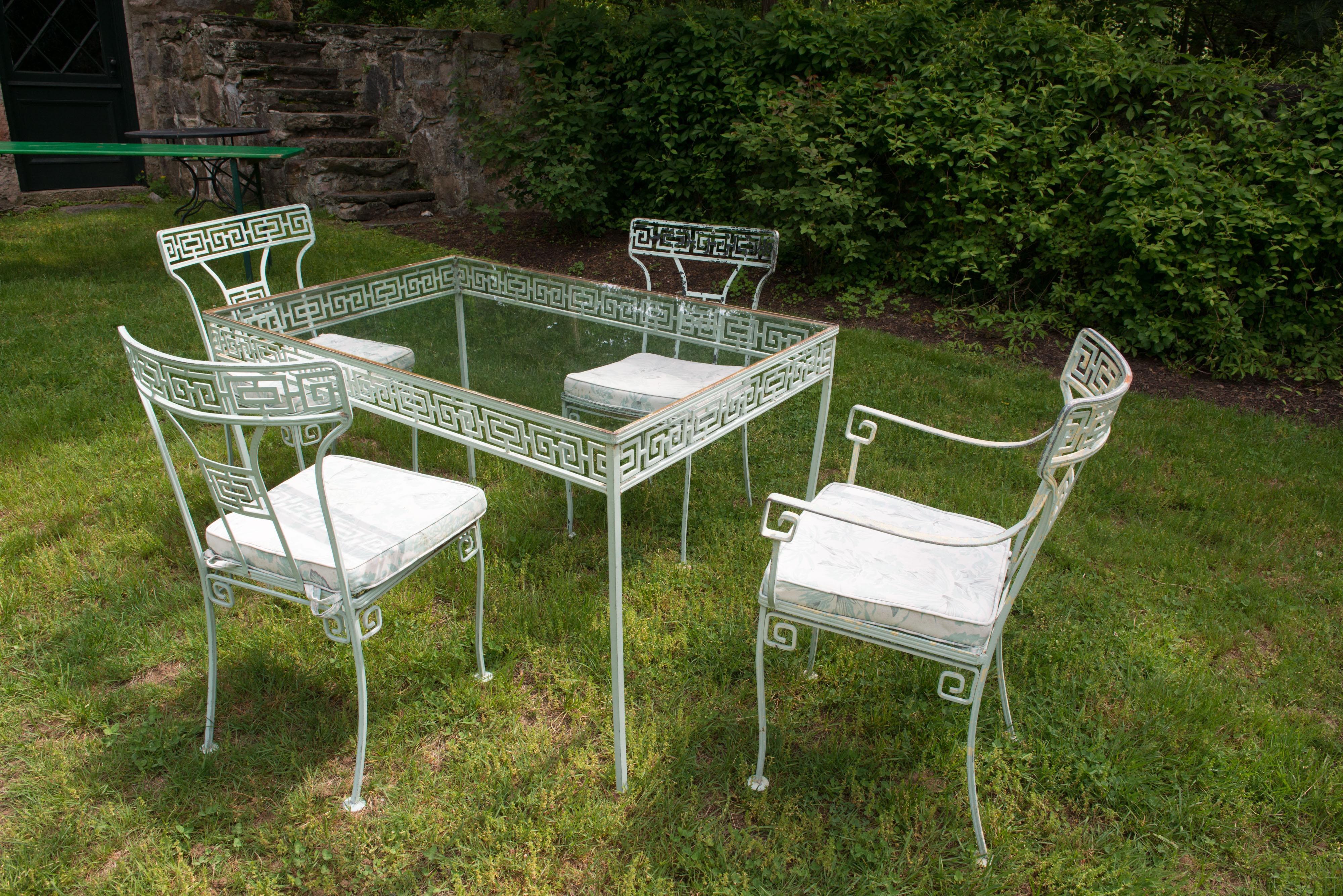 Tisch und Stühle aus Schmiedeeisen mit griechischem Schlüssel von Salterini im Zustand „Gut“ im Angebot in Stamford, CT