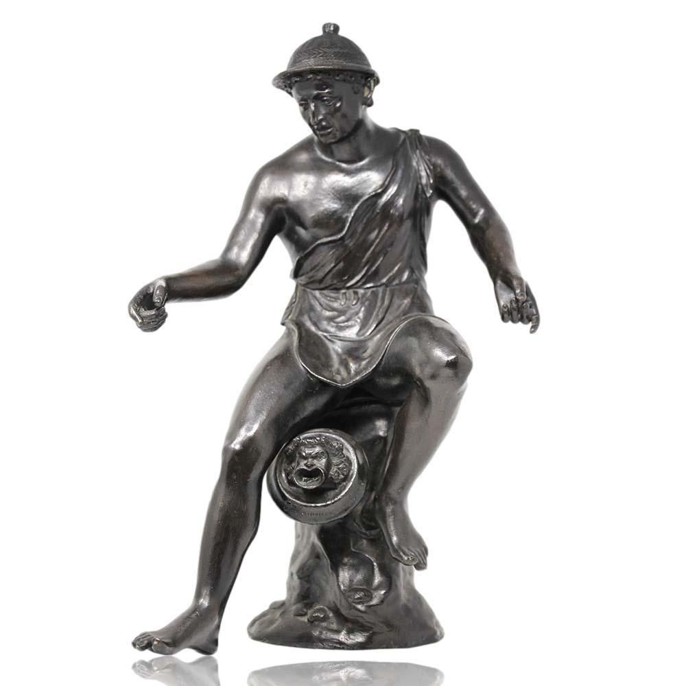 Belle figure en bronze patiné du 19e siècle représentant un homme assis de la mythologie grecque. L'homme, très expressif, avec des gestes notables, regarde le sol. Le personnage perché sur une fontaine avec une ouverture faciale est signé G. Sommer