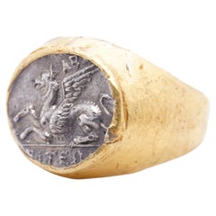 Bague cocktail fantaisie en forme de dôme avec pièce de monnaie grecque Pégase volant en forme de cheval, martelée 24 carats et SS