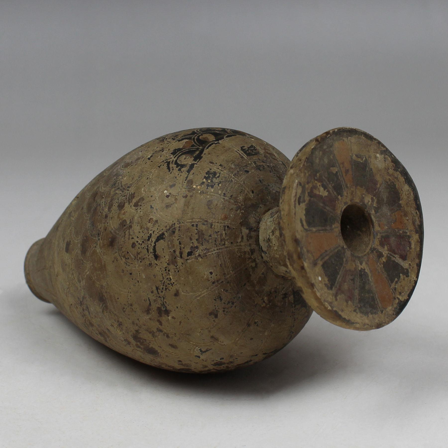 Greek piriform aryballos with scale pattern 1