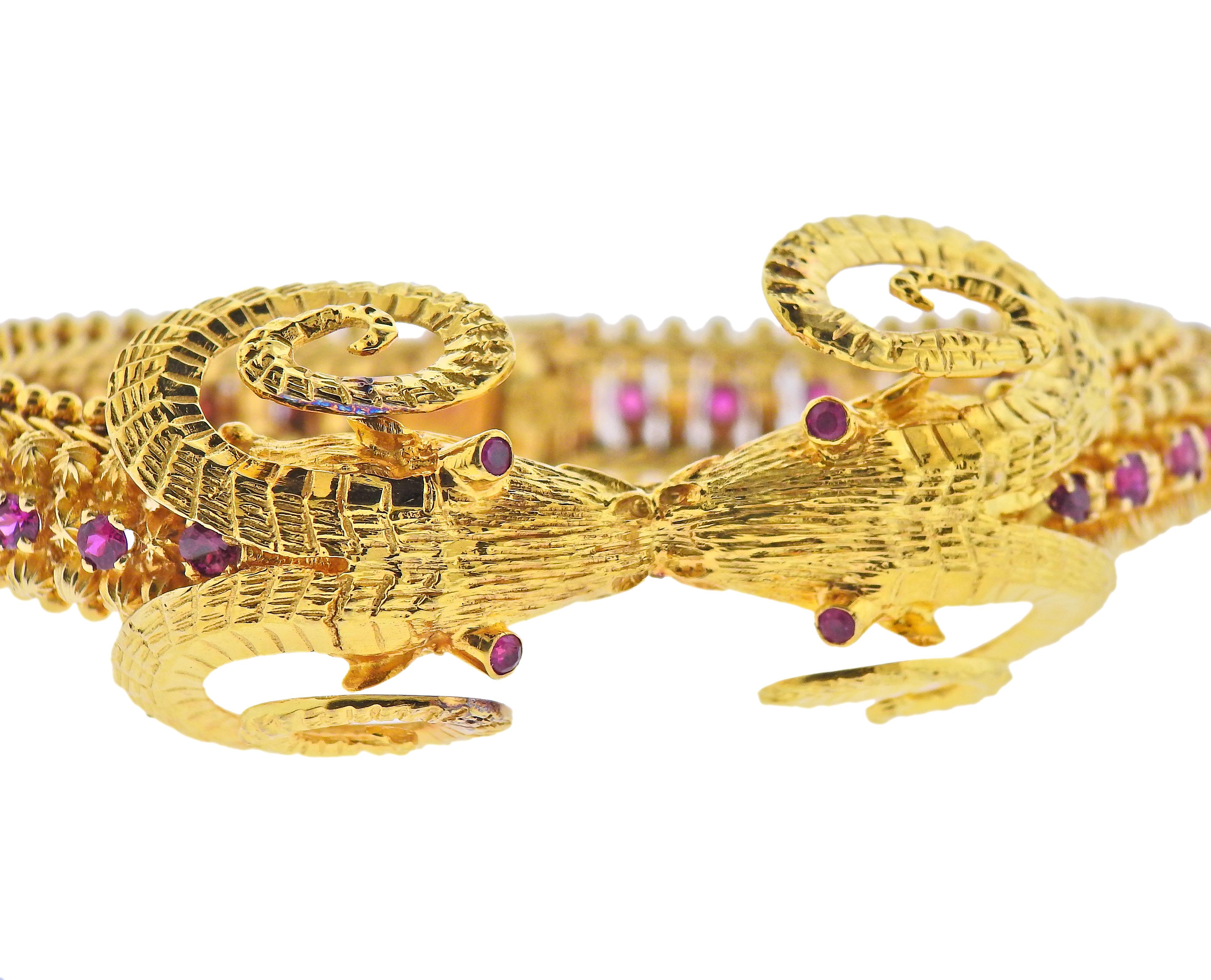 Bracelet en or jaune 18 carats de fabrication grecque, présentant deux têtes de bélier reliées entre elles et décorées de rubis. Le bracelet fait 7