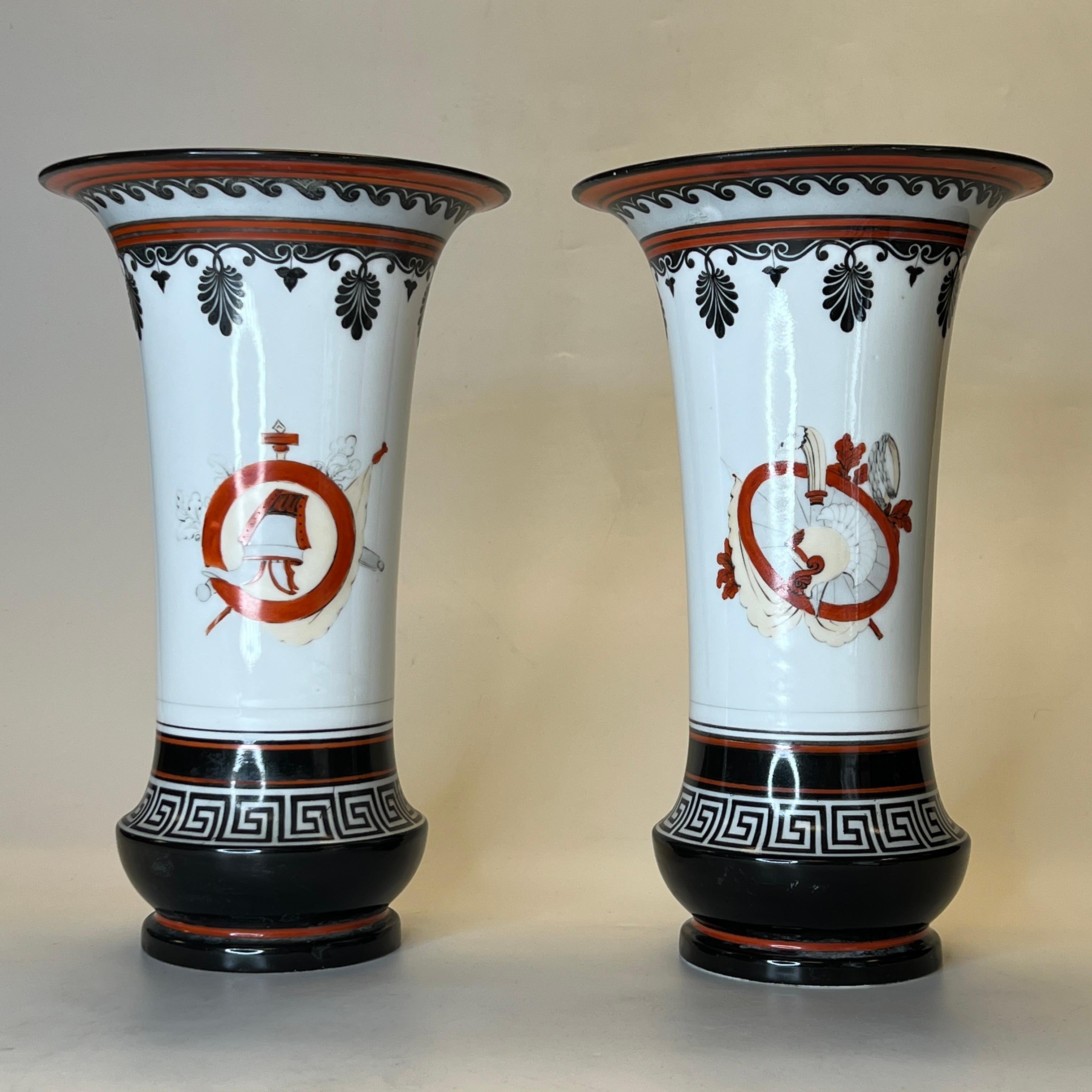 Grec  Pendule de cheminée et vases en porcelaine de style néo-classique du XIXe siècle Garniture en vente 8
