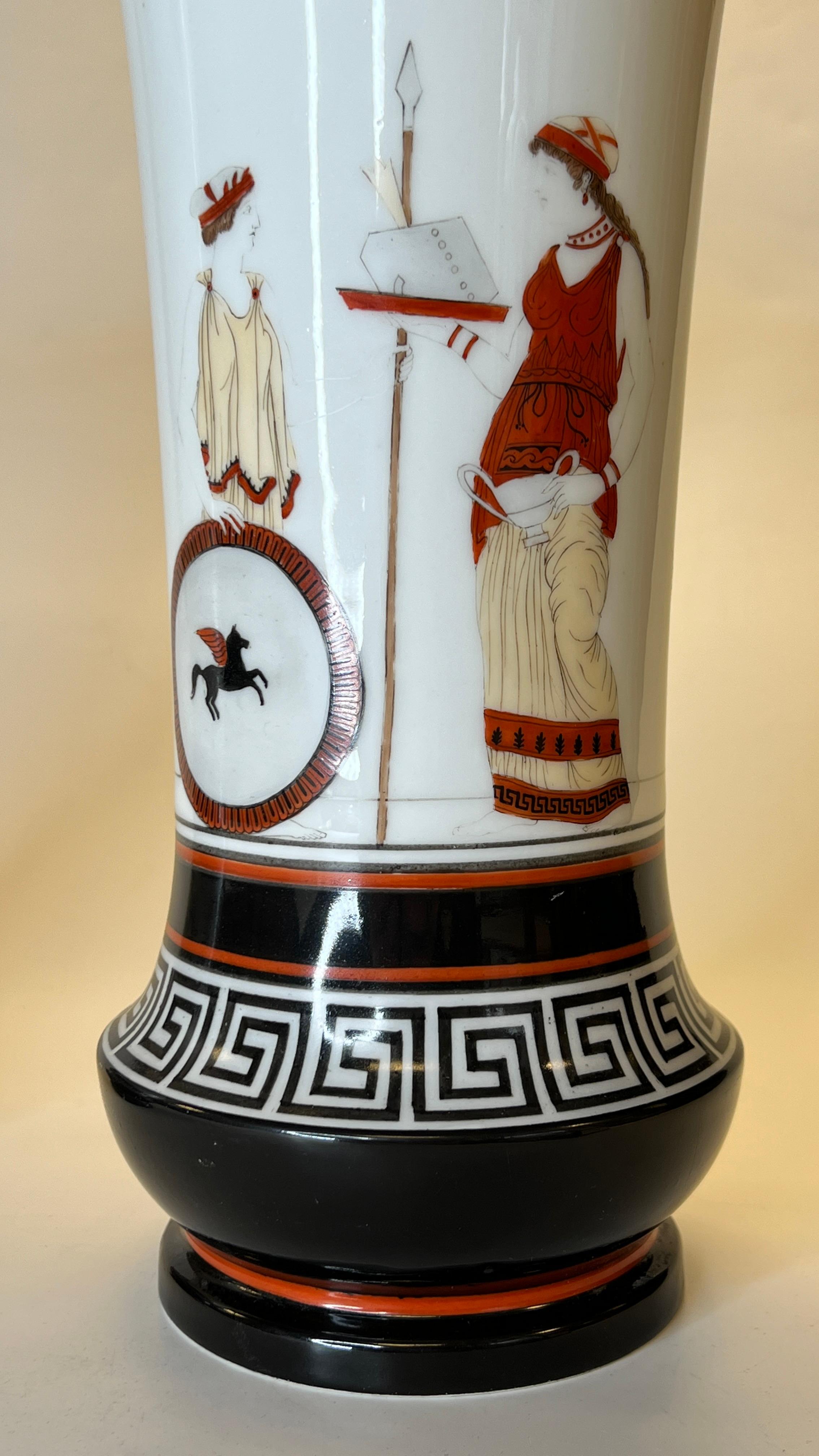 Grec  Pendule de cheminée et vases en porcelaine de style néo-classique du XIXe siècle Garniture en vente 12