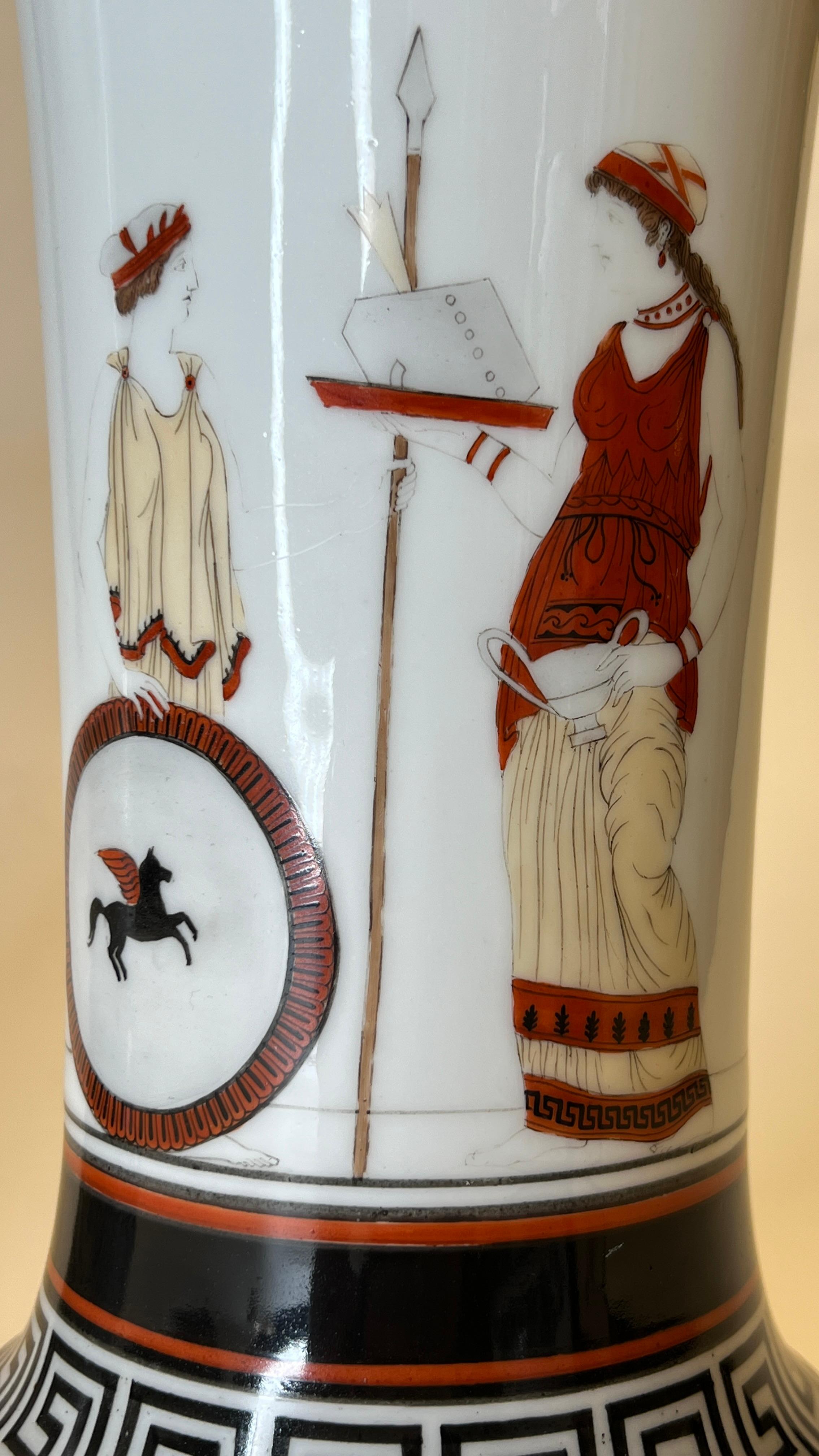Grec  Pendule de cheminée et vases en porcelaine de style néo-classique du XIXe siècle Garniture en vente 13