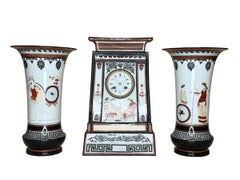 Grec  Revive 19 siècle Horloge de manteau et vases en porcelaine Garniture