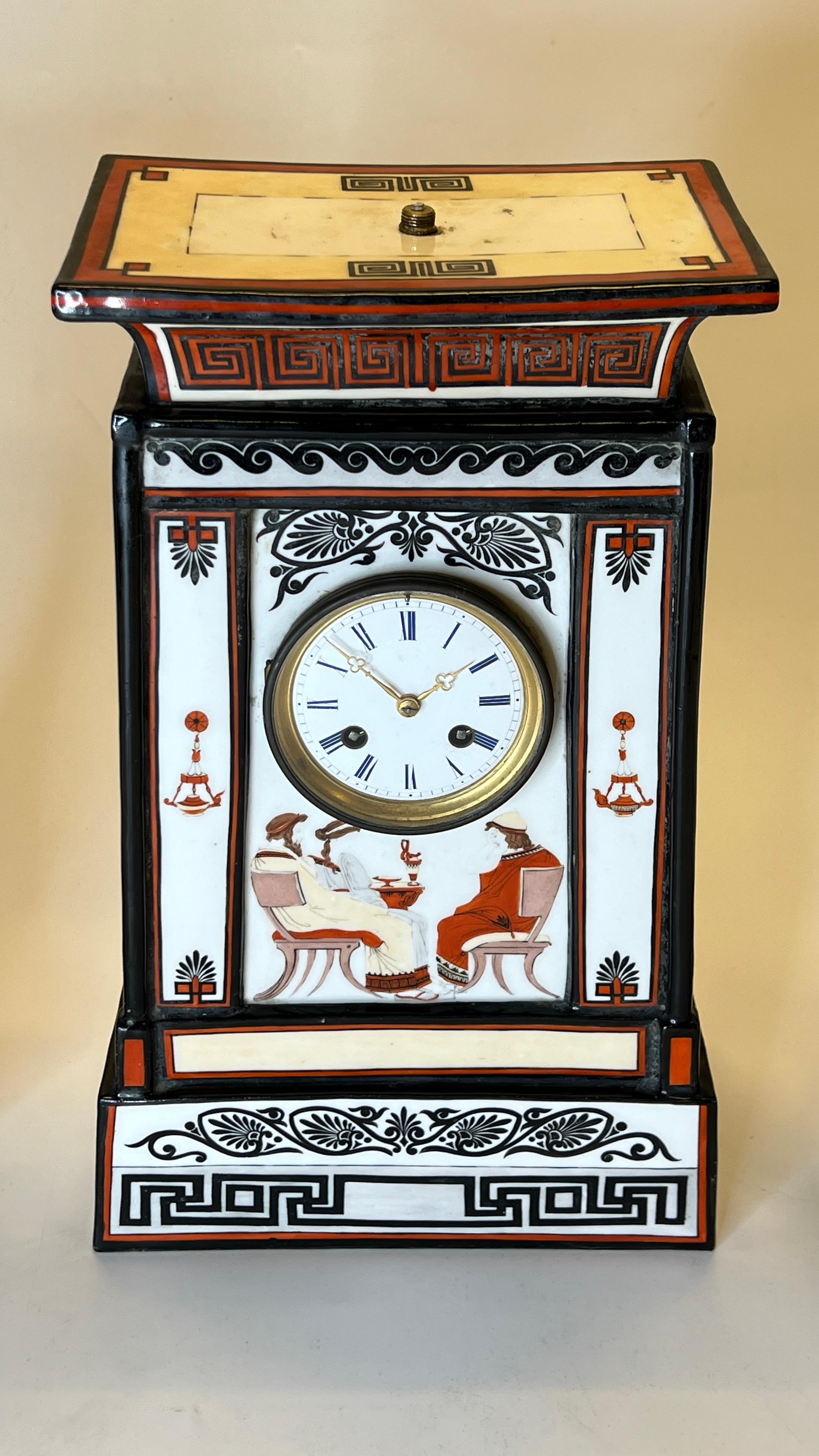 Néo-égyptien Grec  Pendule de cheminée et vases en porcelaine de style néo-classique du XIXe siècle Garniture en vente
