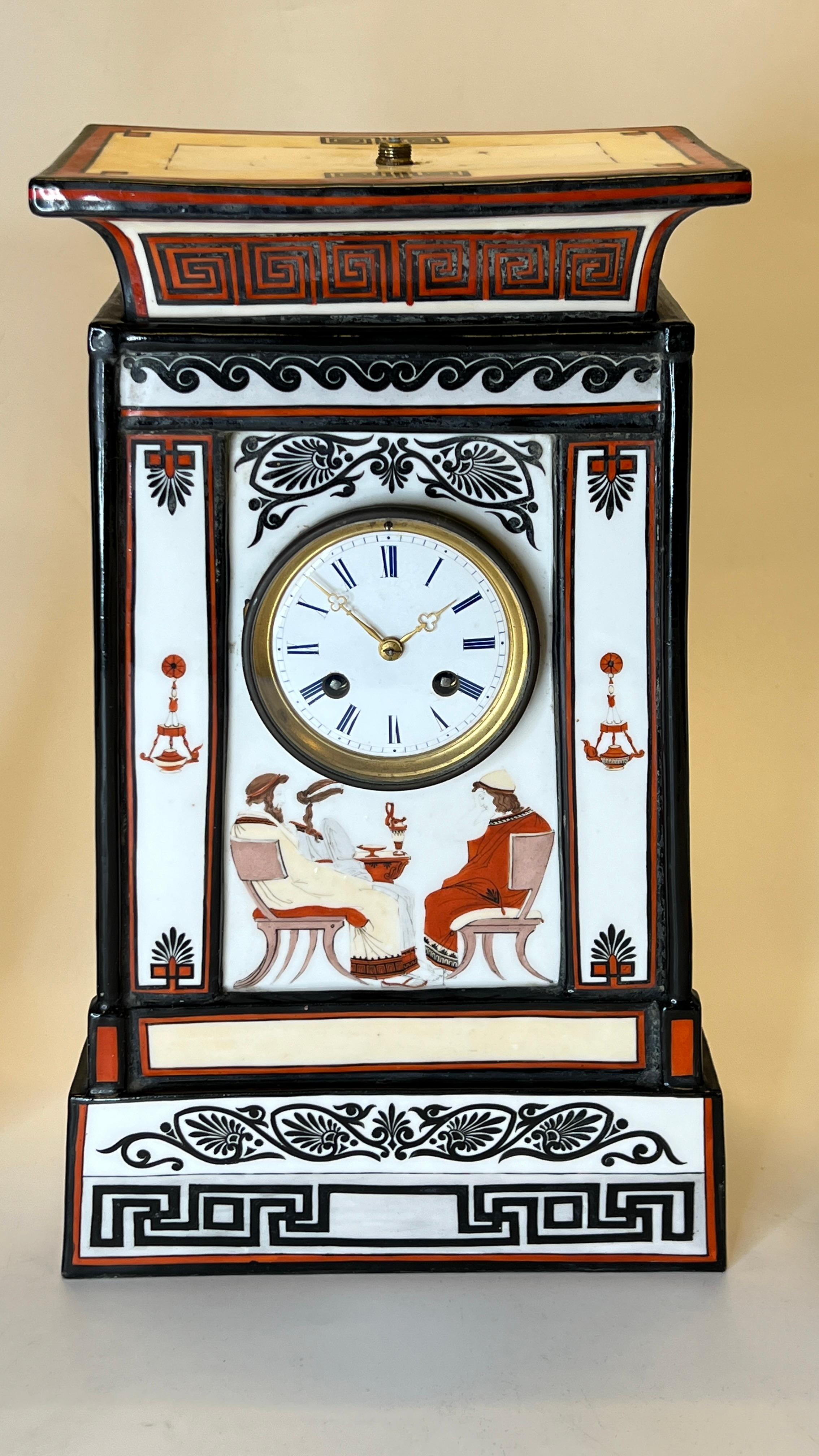 Français Grec  Pendule de cheminée et vases en porcelaine de style néo-classique du XIXe siècle Garniture en vente