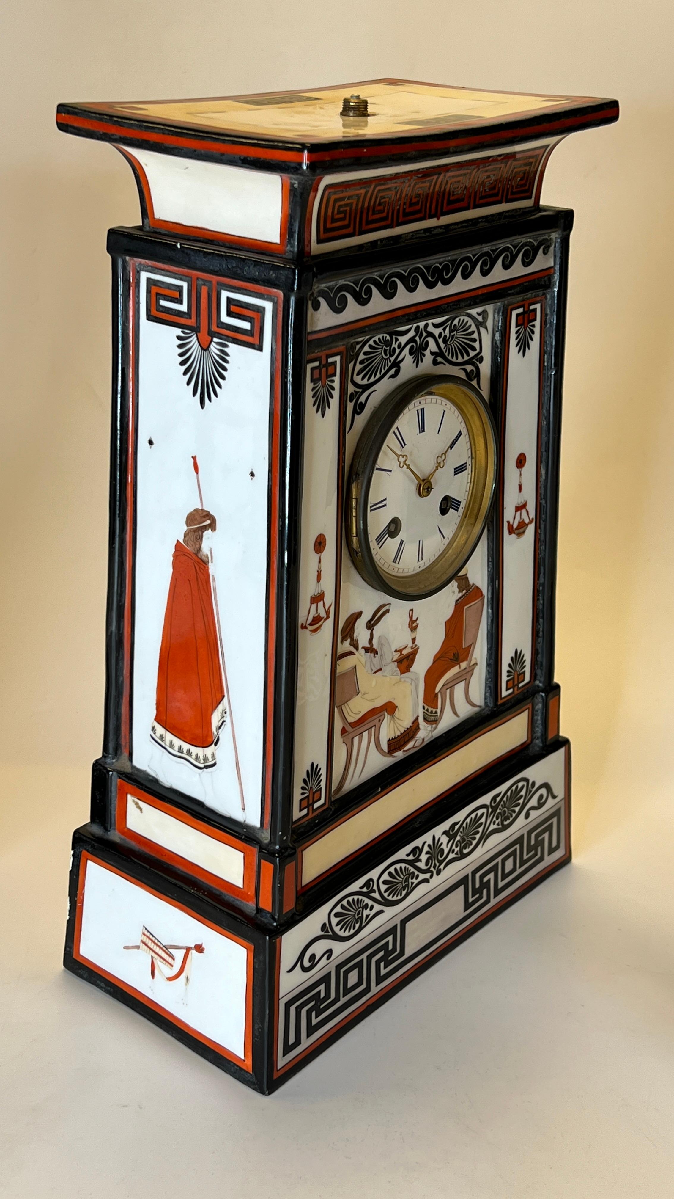 Grec  Pendule de cheminée et vases en porcelaine de style néo-classique du XIXe siècle Garniture Bon état - En vente à New York, NY