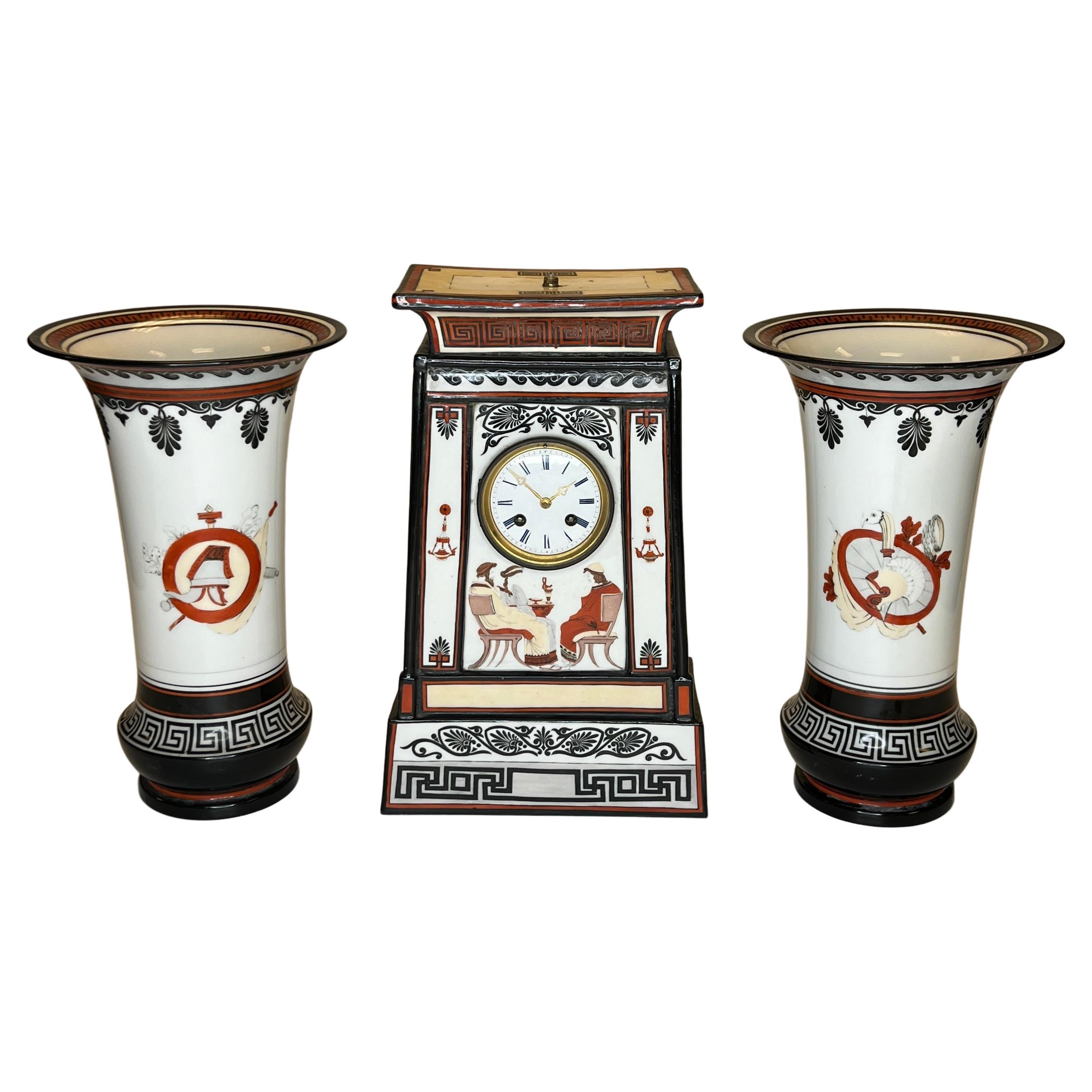 Grec  Pendule de cheminée et vases en porcelaine de style néo-classique du XIXe siècle Garniture en vente