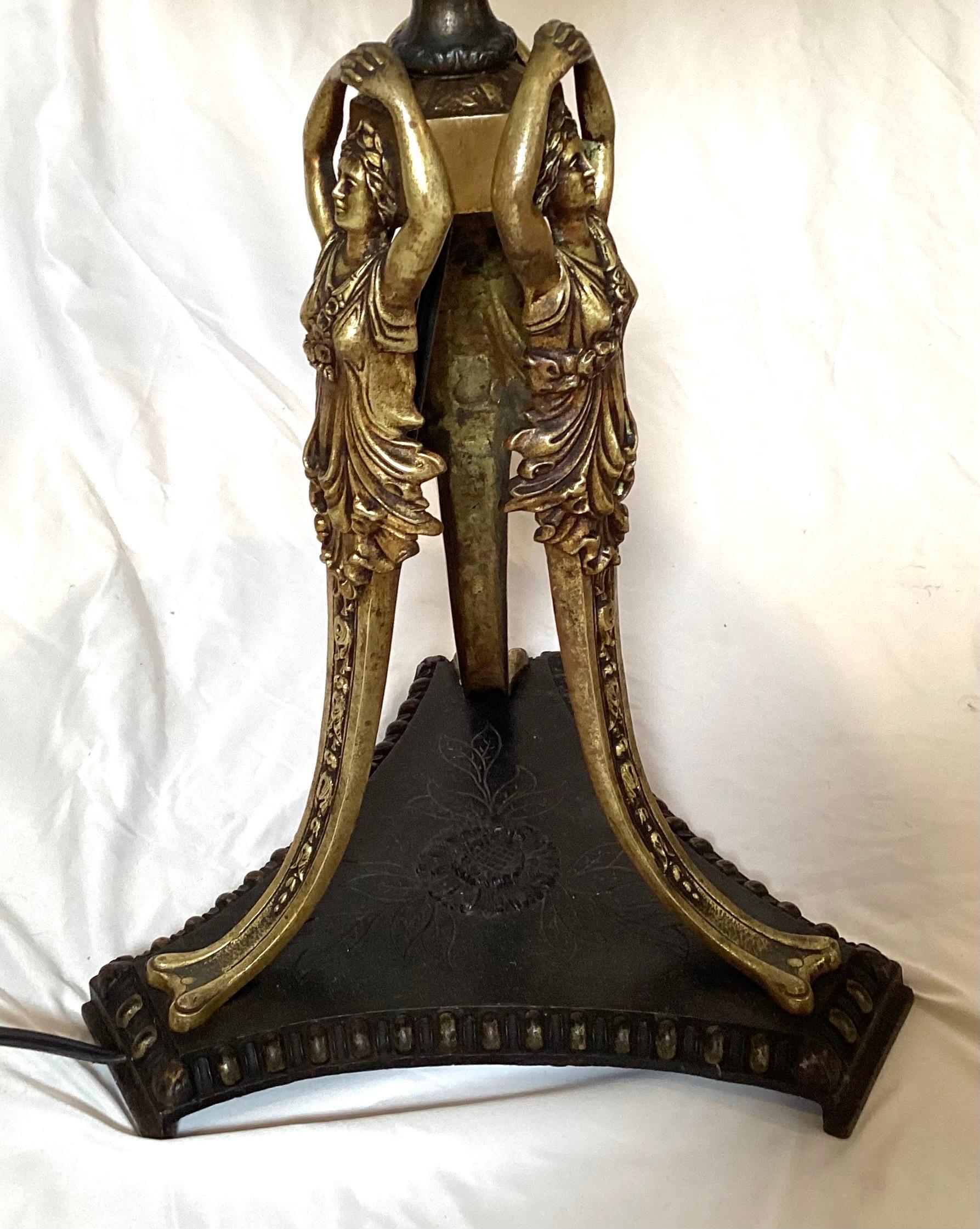 Lampada da tavolo da terra in bronzo e onice nero in stile Revival greco In condizioni buone in vendita a Lambertville, NJ