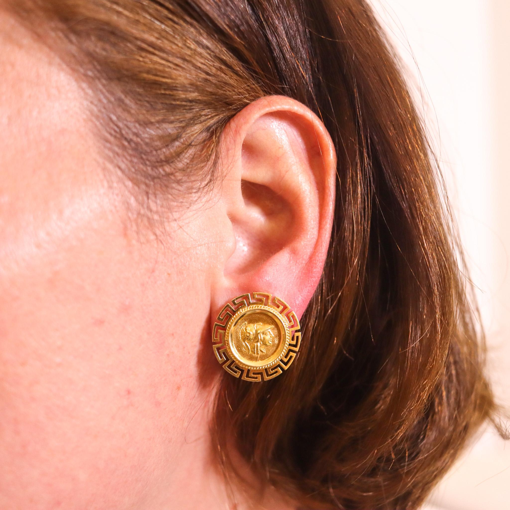 Ohrringe mit Goldmünzen im griechischen Stil.

Sehr schönes Paar klassischer Ohrringe mit griechischem Revival-Muster aus massivem 18-karätigem Gelbgold mit hochglanzpolierter Oberfläche. Sie sind mit zwei Goldmünzen verziert, die das Porträt von