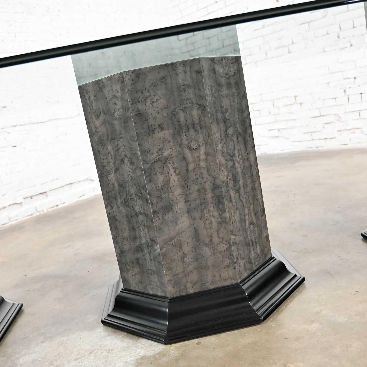 Greek Revival Esstisch Triple Pedestal Base & Elongated Octagon Glasplatte  im Angebot 4