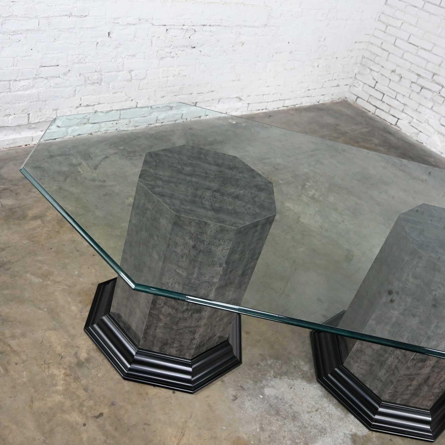 Table de salle à manger néo-grec à trois piédestaux et plateau en verre octogonal allongé  en vente 6