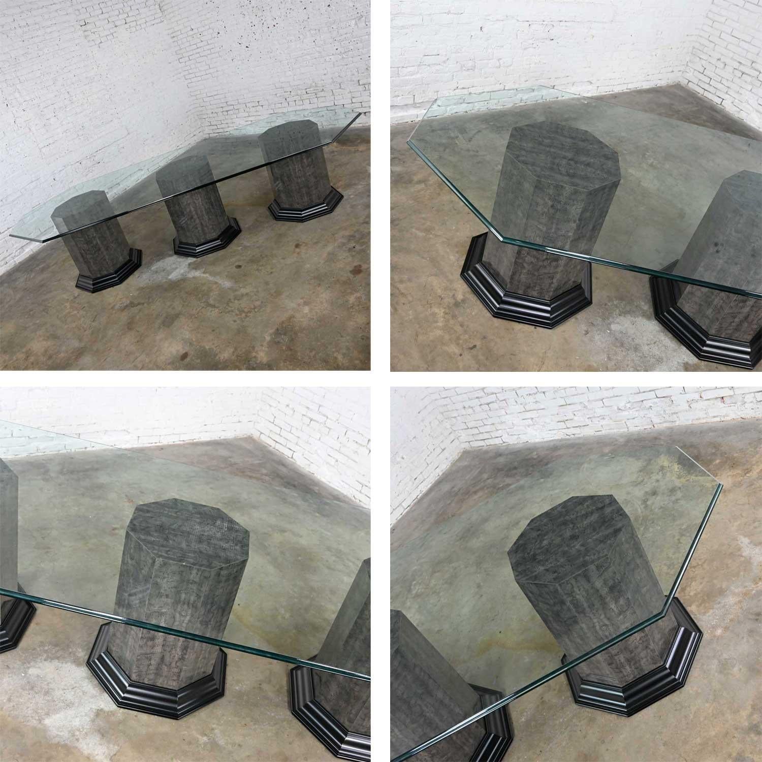 Greek Revival Esstisch Triple Pedestal Base & Elongated Octagon Glasplatte  im Angebot 12