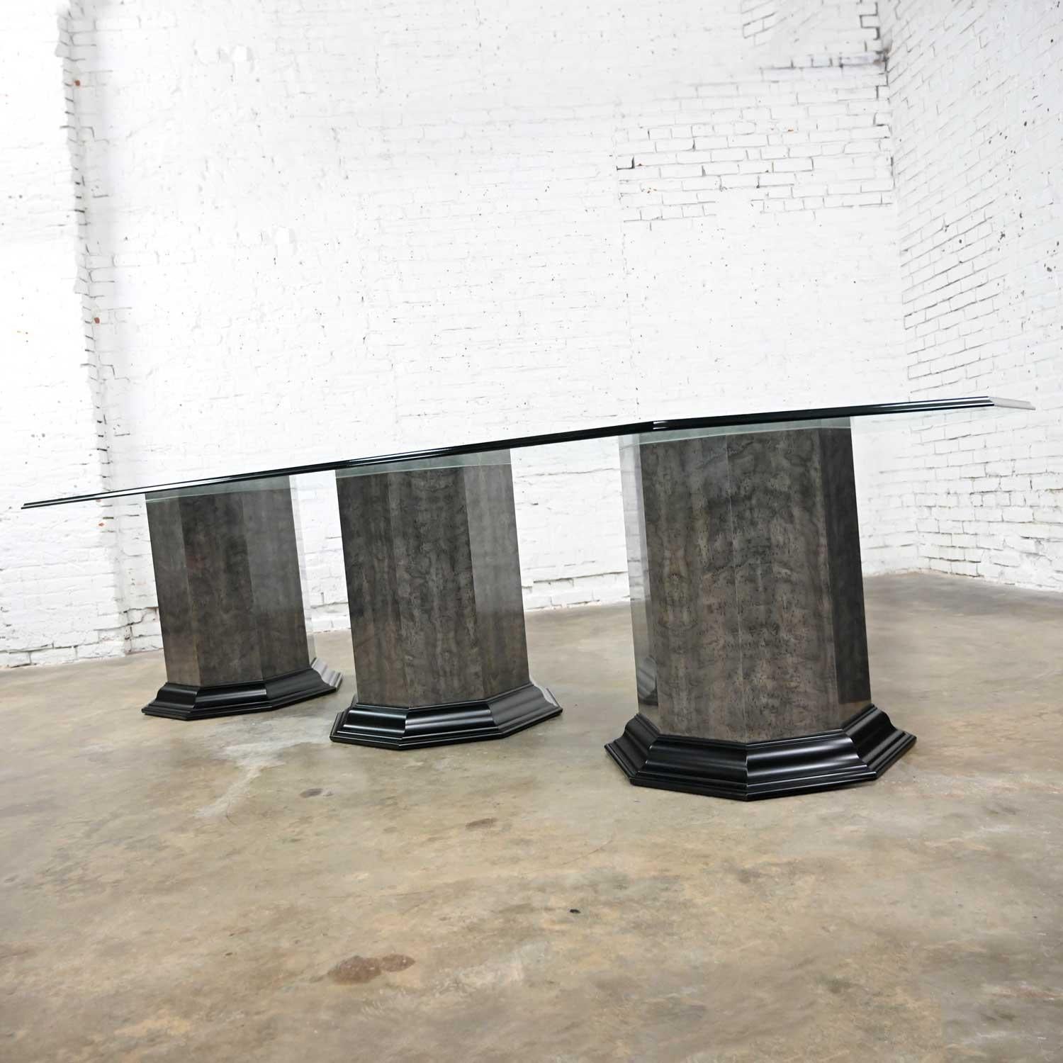 Greek Revival Esstisch Triple Pedestal Base & Elongated Octagon Glasplatte  (amerikanisch) im Angebot
