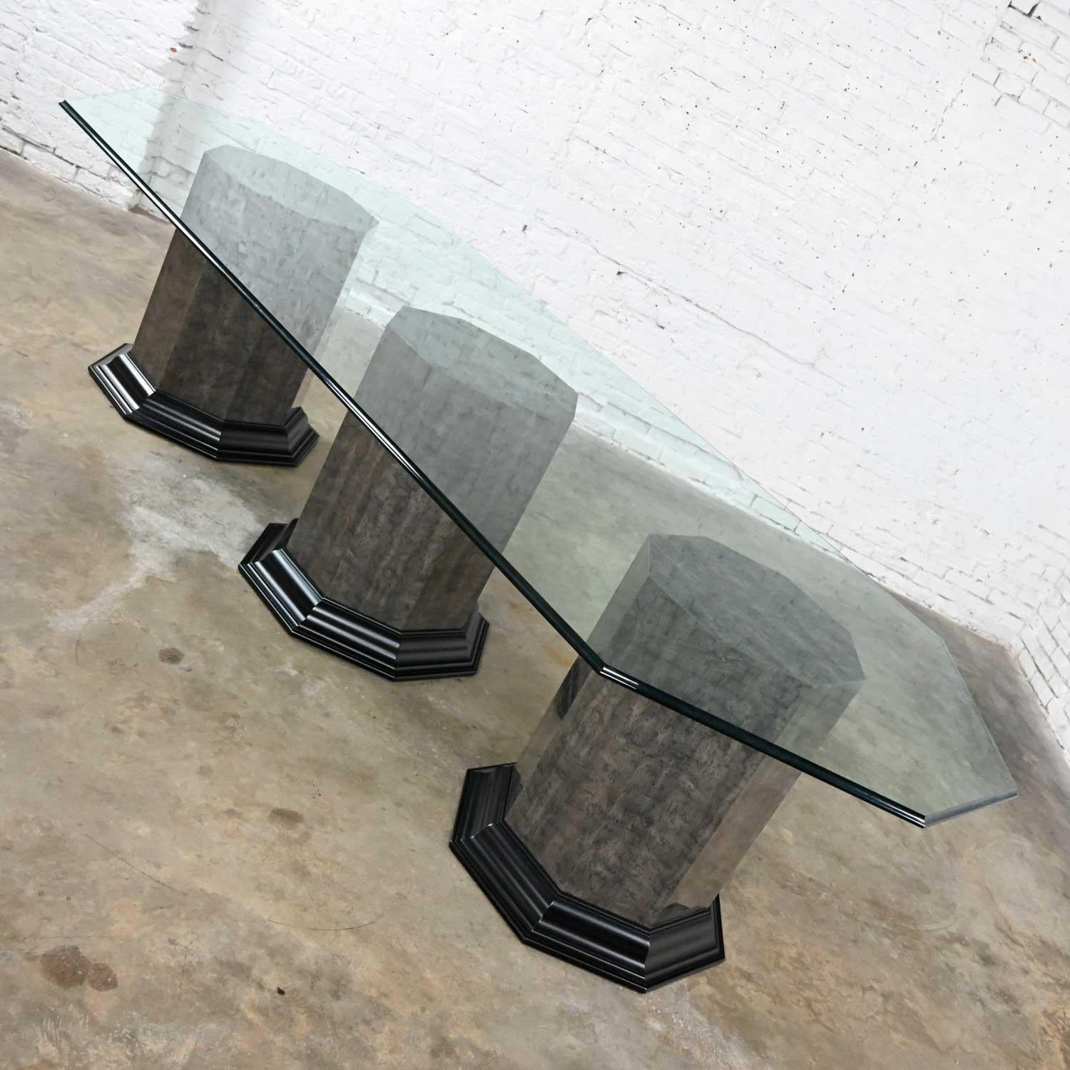 Américain Table de salle à manger néo-grec à trois piédestaux et plateau en verre octogonal allongé  en vente