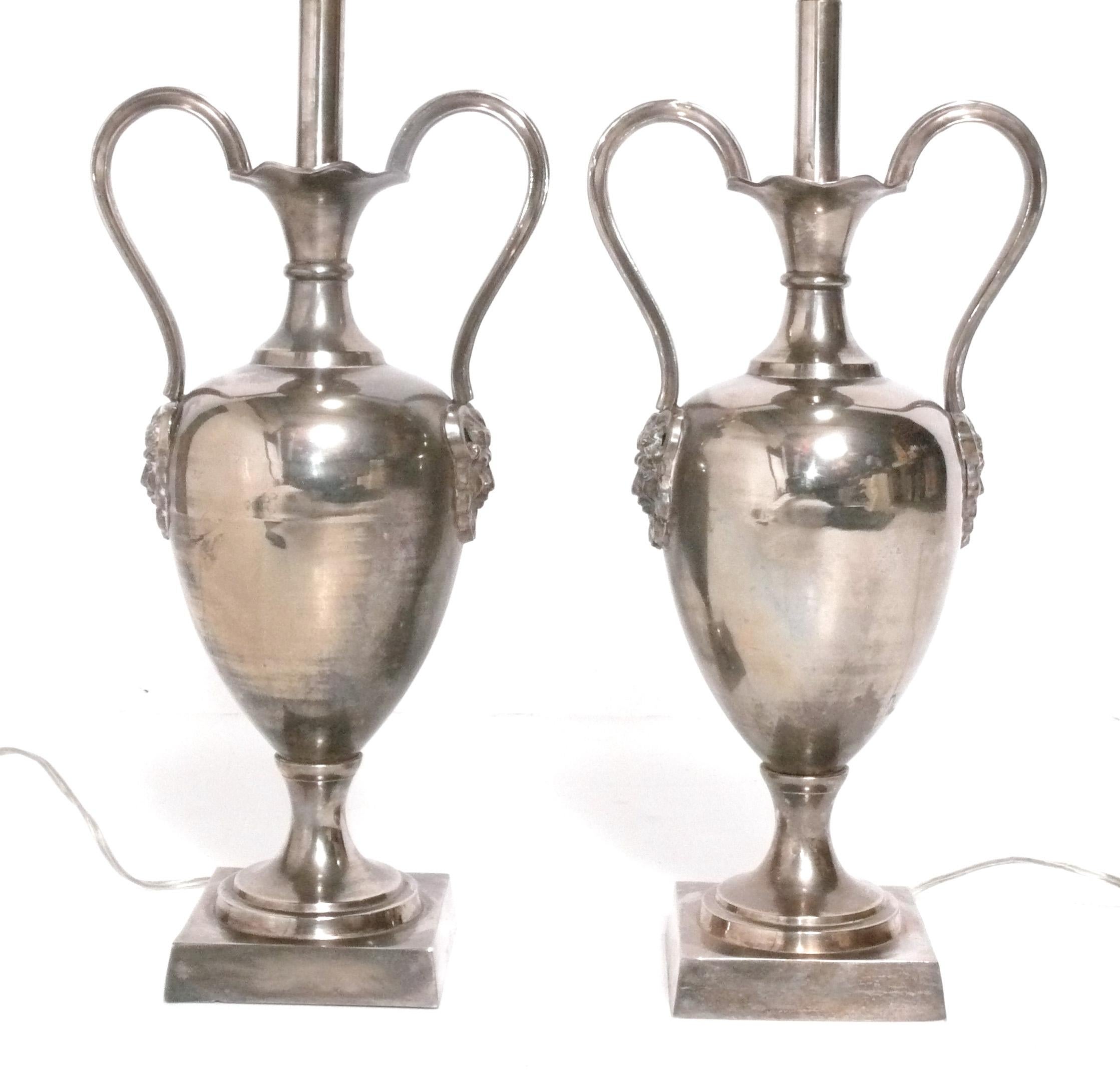 Elegante coppia di lampade a urna greche placcate in argento, probabilmente americane, circa 1940. Sono stati ricablati e sono pronti all'uso. I paralumi non sono inclusi. L'altezza della parte superiore del paralume mostrato è di 34