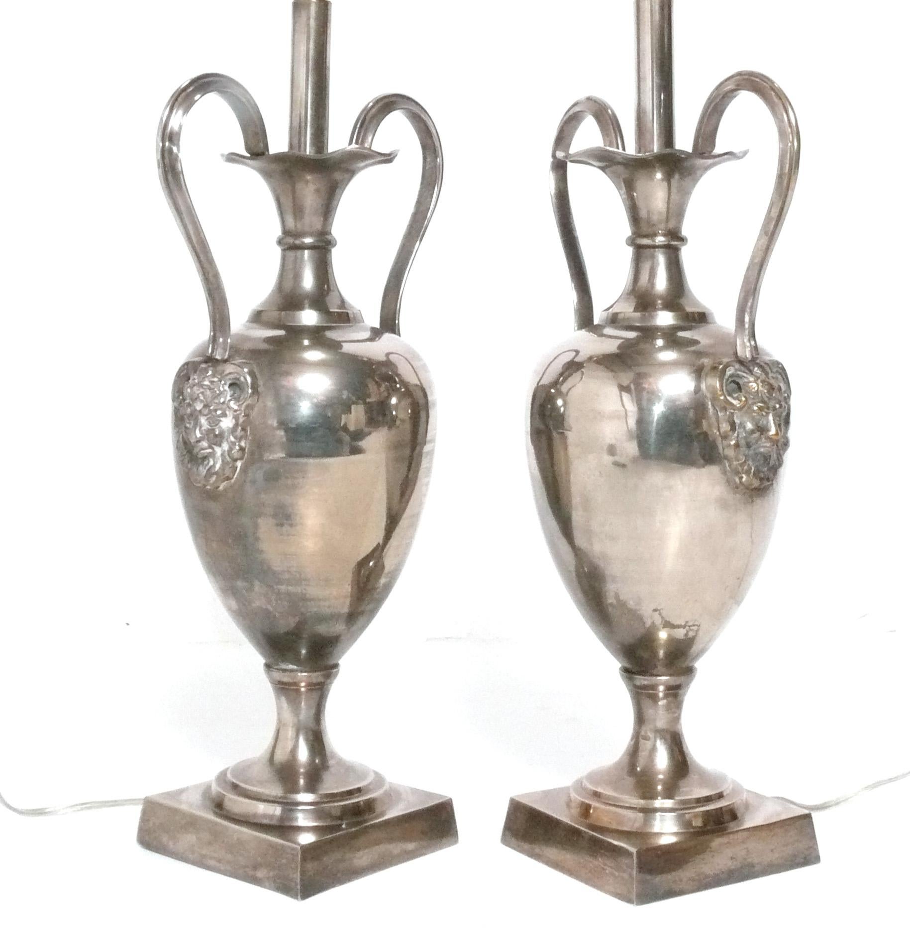 Neogreco Lampade a urna in argento placcato in stile neoclassico in vendita