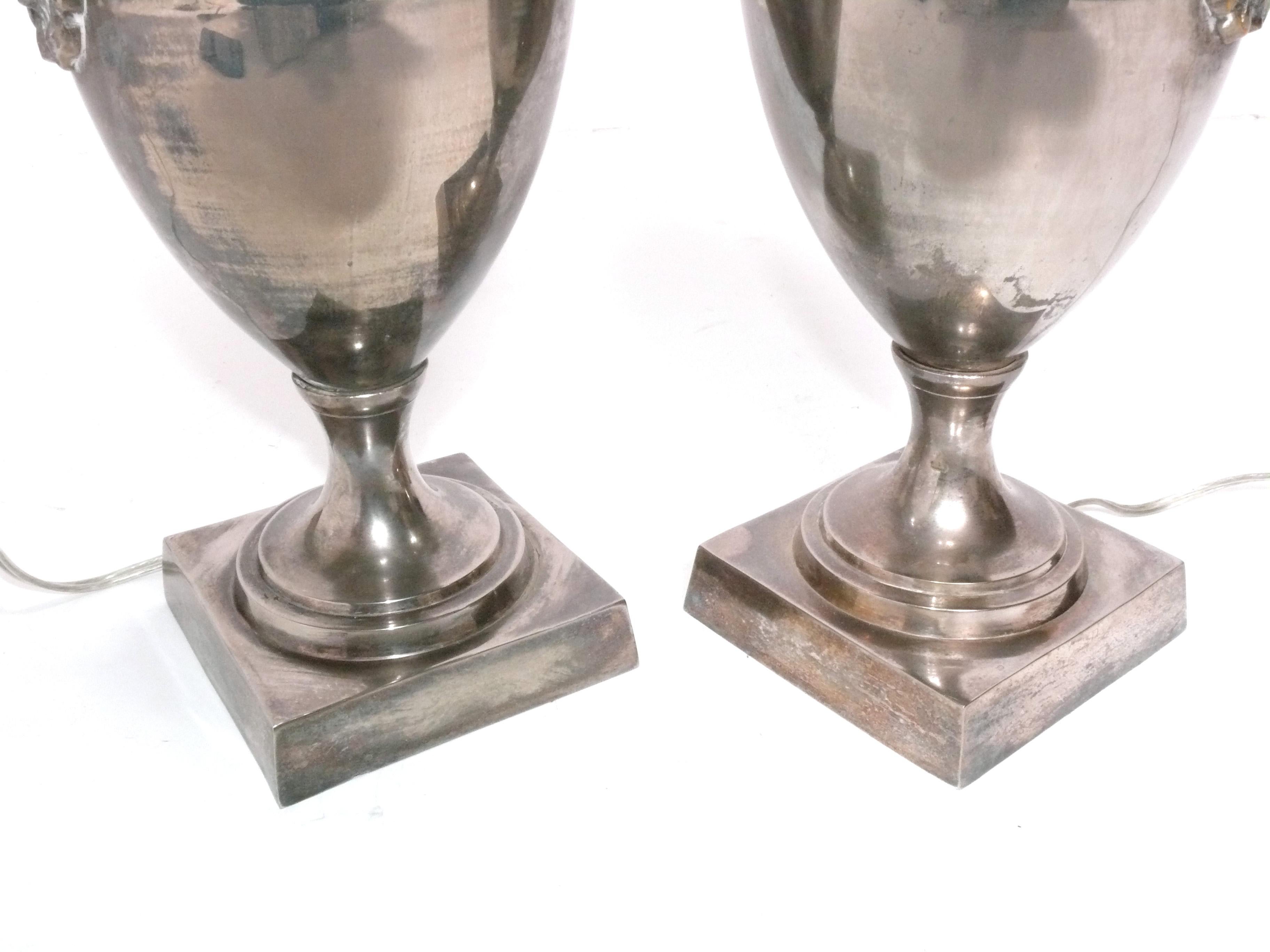 Lampade a urna in argento placcato in stile neoclassico In condizioni buone in vendita a Atlanta, GA