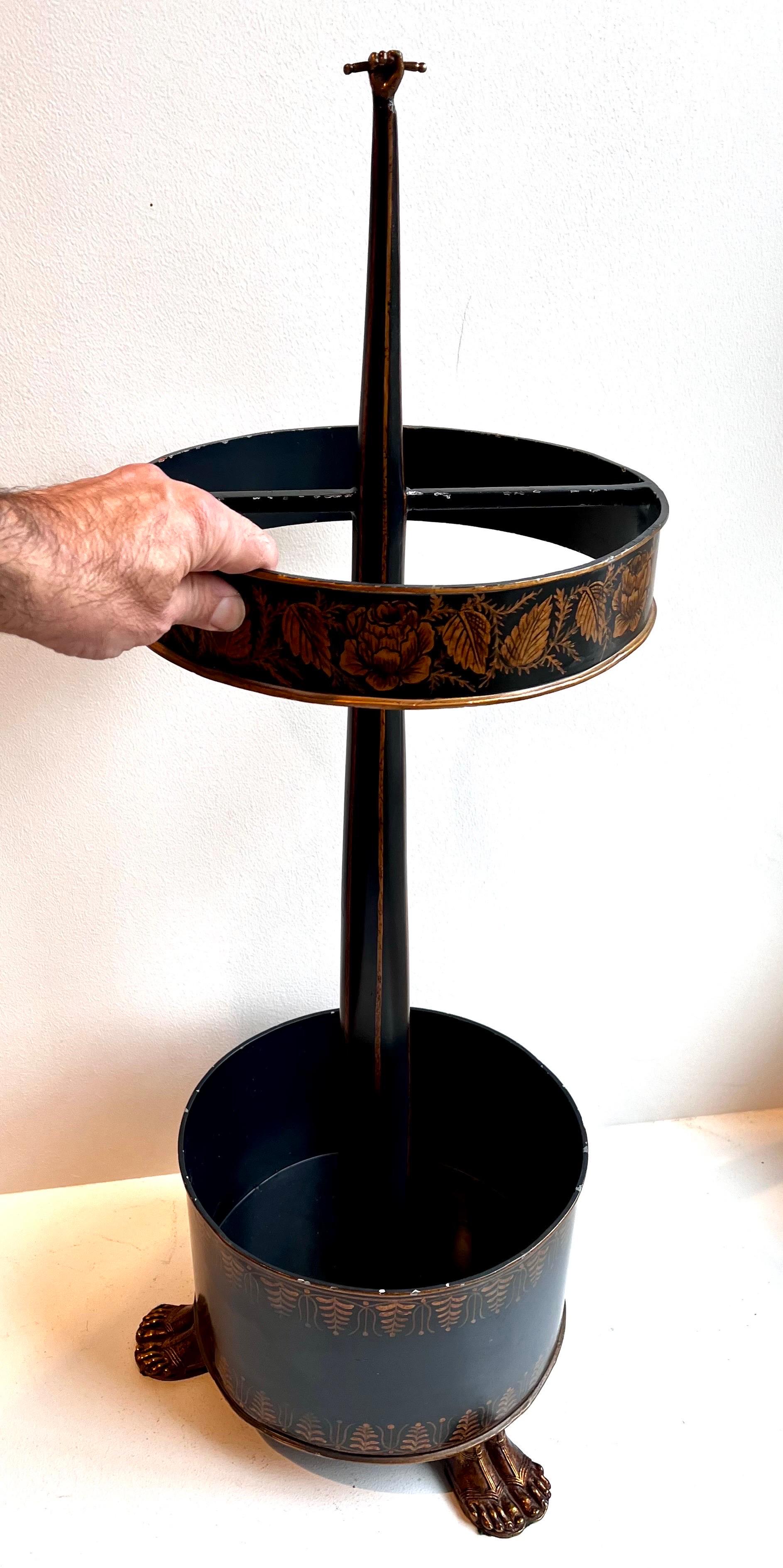 Porte-parapluies grec romain peint à la main 
par Maitland Smith

