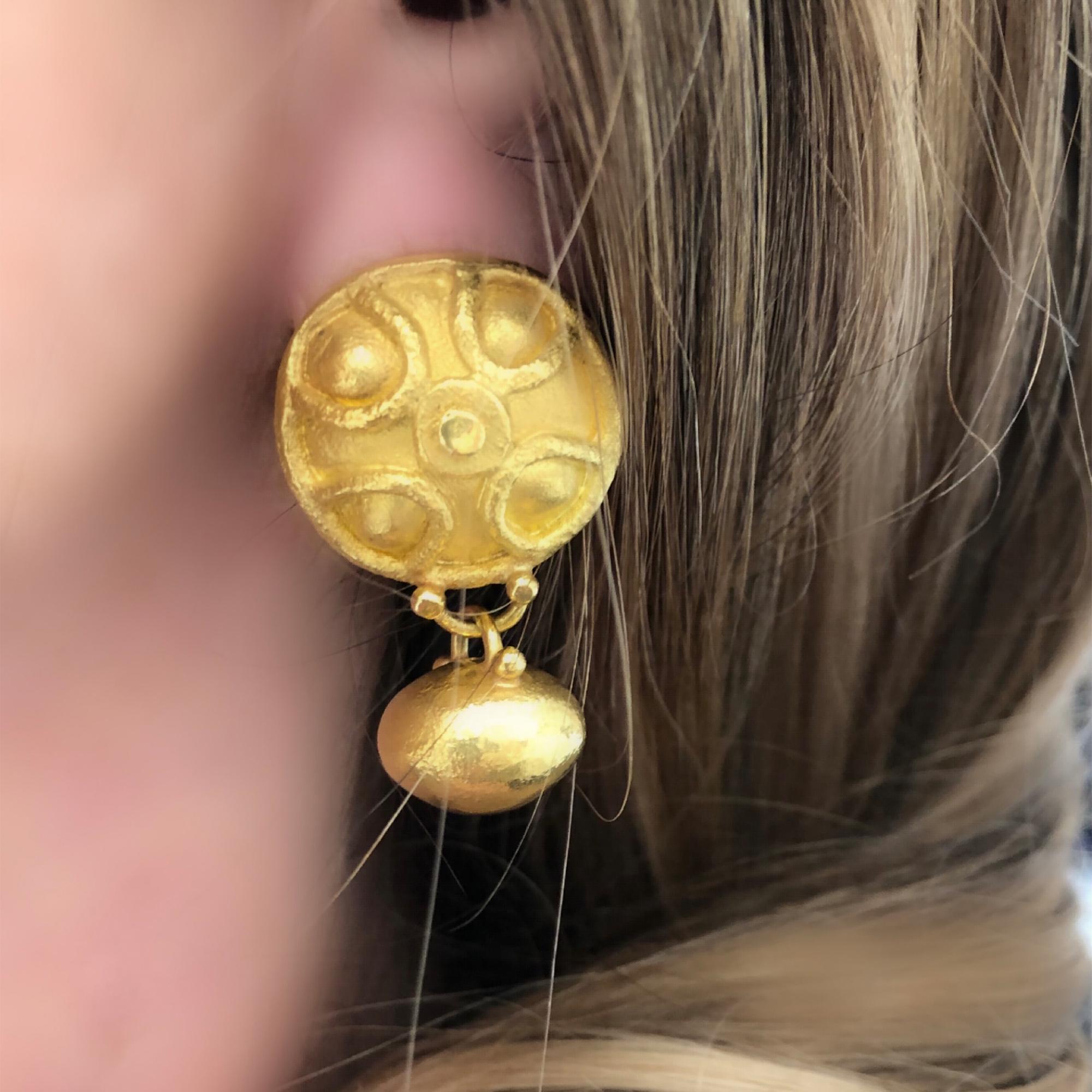Griechisch-römisch-römische Schildmotiv-Ohrringe aus hochkarätigem Gelbgold für Damen oder Herren