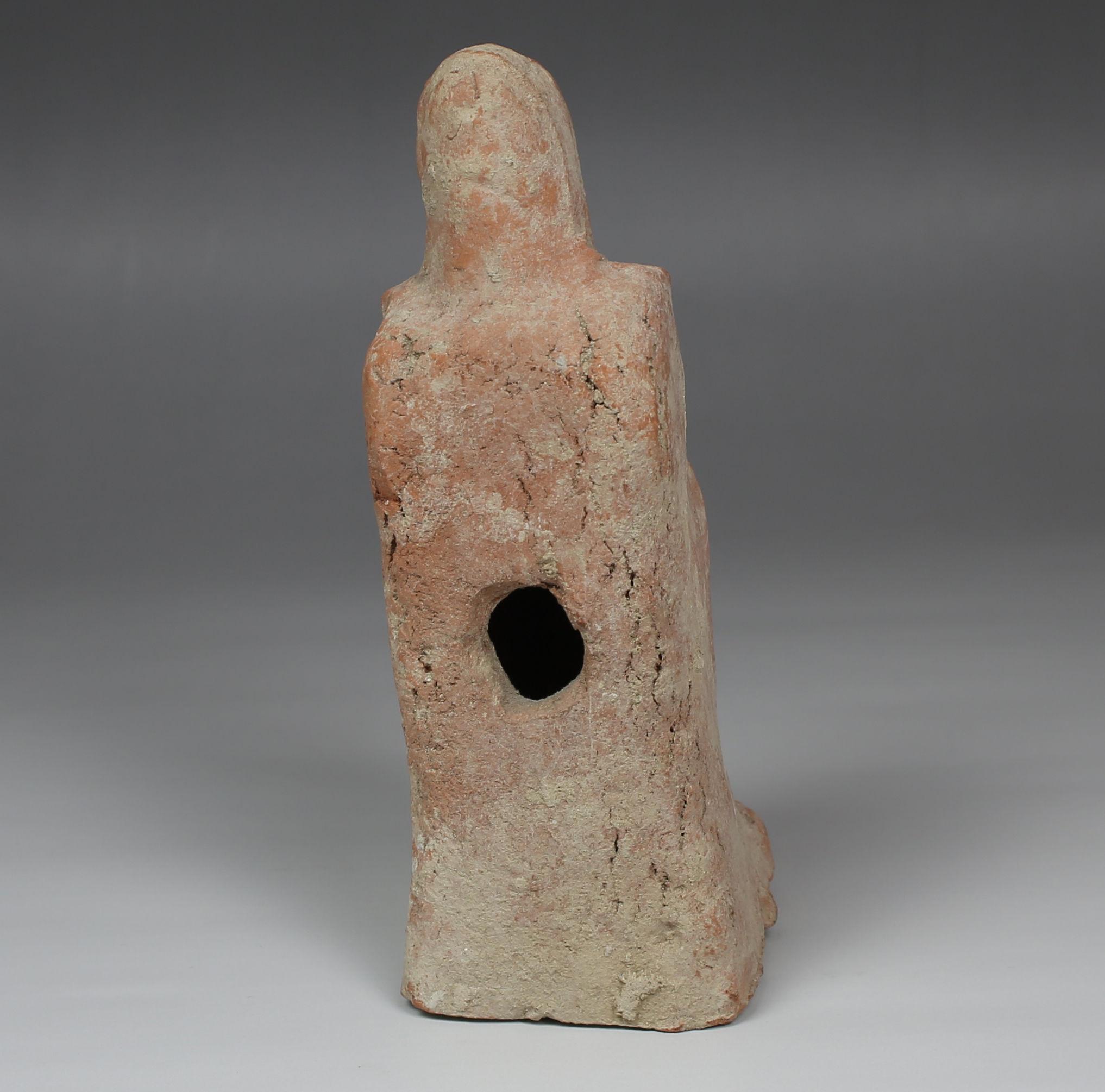 Greek statuette of an enthroned woman In Good Condition In EL CAMPELLO, ES