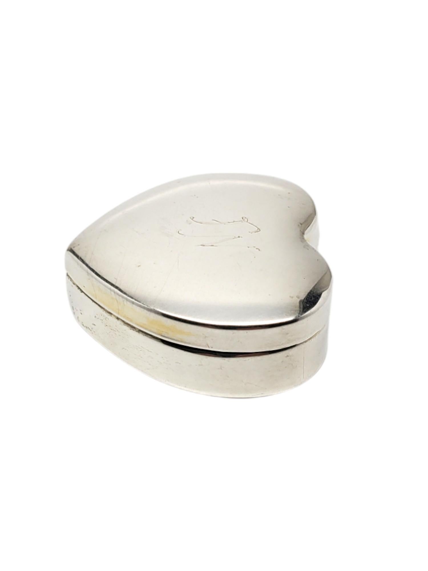 Pilulier grec en argent sterling avec monogramme JN -

Cette boîte à pilules en forme de cœur grec en argent sterling est gravée d'un Monogramme JN.

Lait d'or à l'intérieur de la boîte.

Taille : 42,98 mm x 43,96 mm

Estampillé : EXP XEIPOS