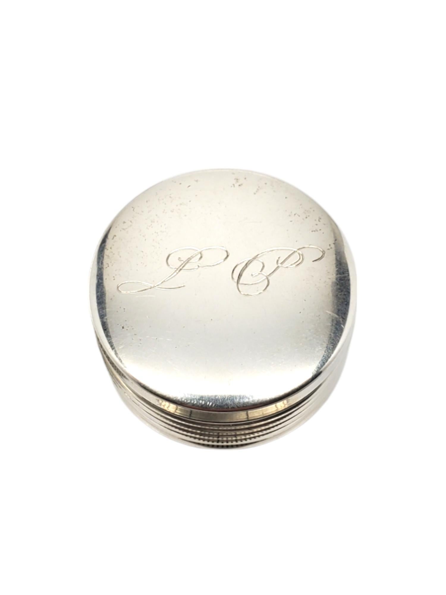 Boîte à pilules ronde grecque en argent sterling « LC » n° 19684 Pour femmes en vente