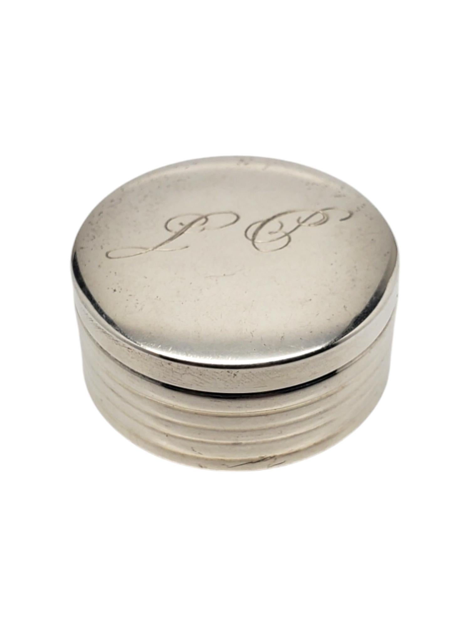 Boîte à pilules ronde grecque en argent sterling « LC » n° 19684 en vente 1
