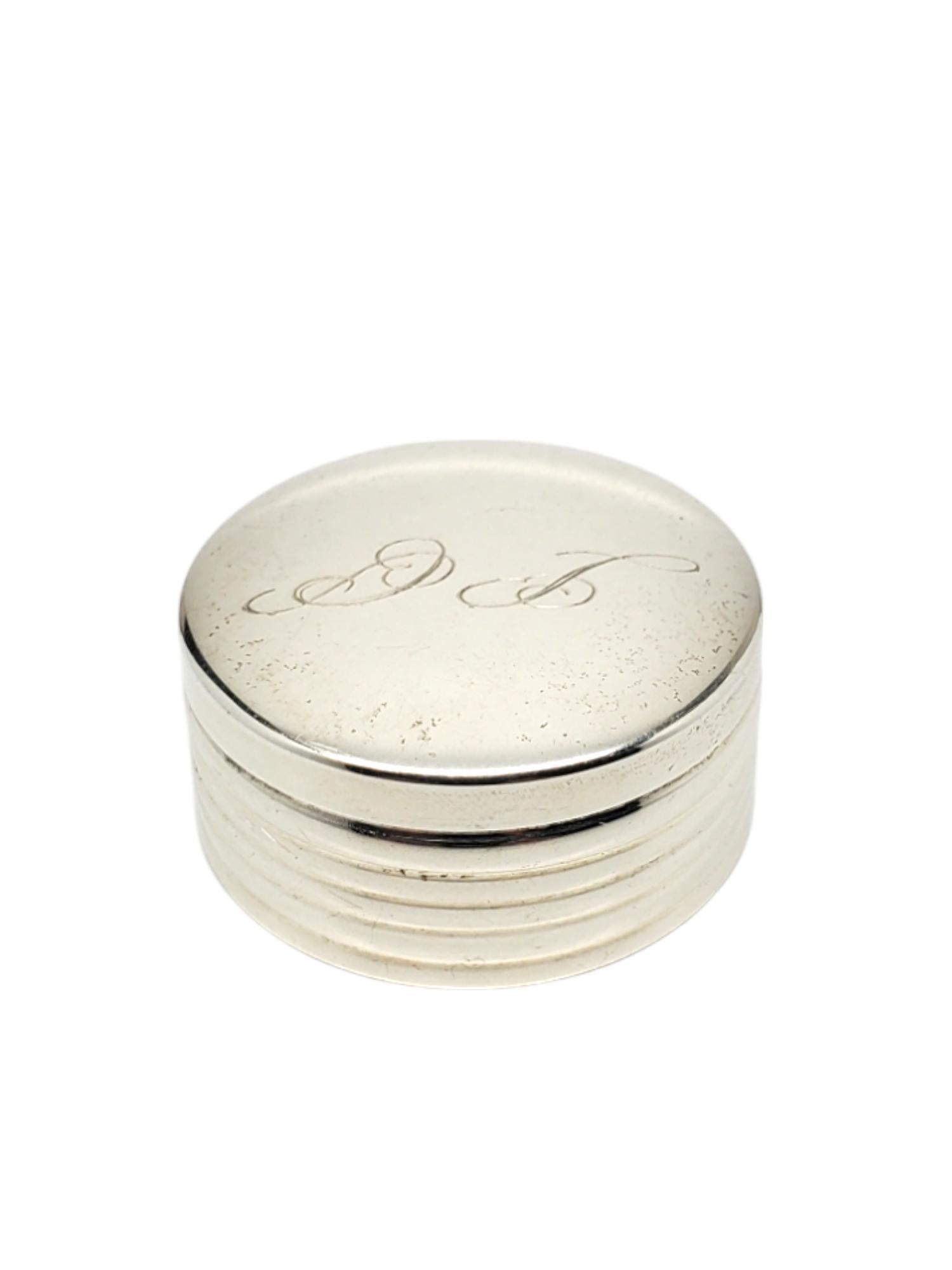Boîte à pilules ronde grecque en argent sterling « LC » n° 19684 en vente 2