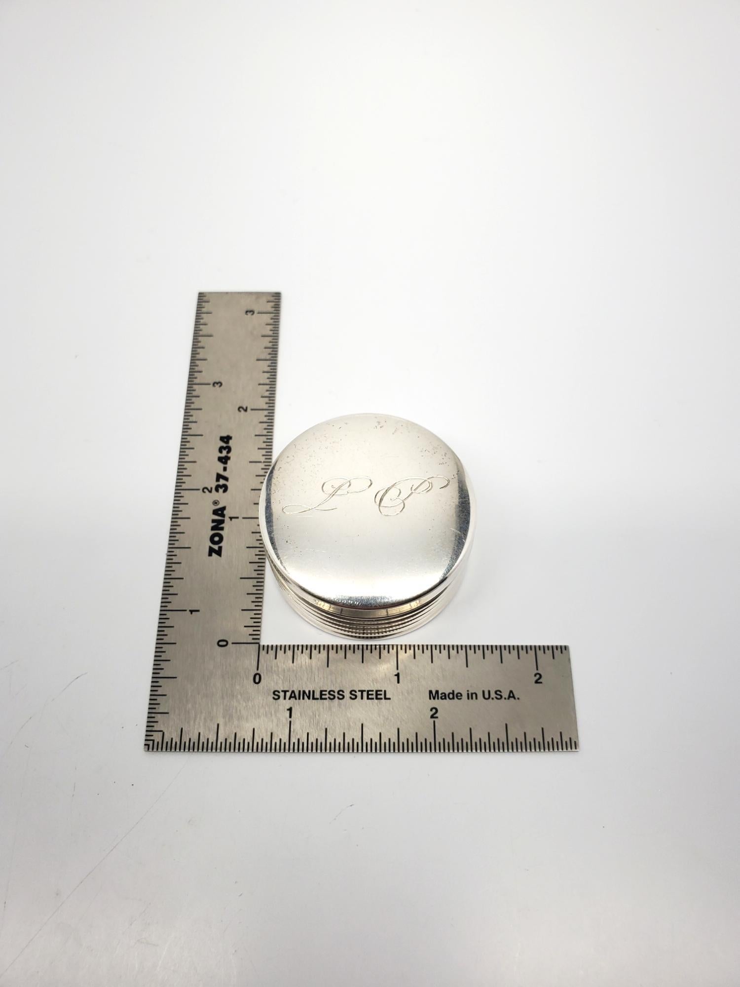 Boîte à pilules ronde grecque en argent sterling « LC » n° 19684 en vente 4