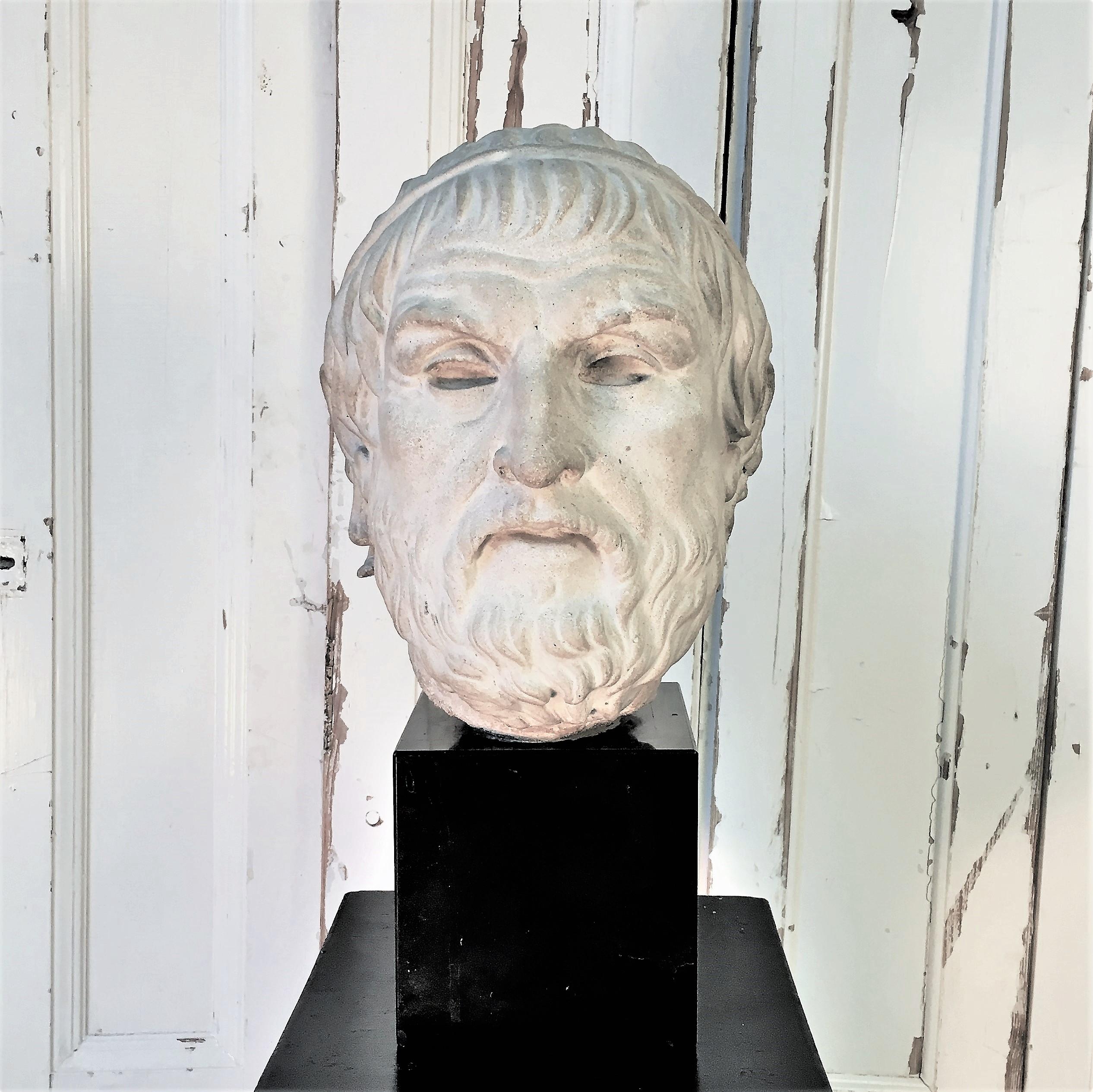 Wonderful Pressed Marmor Stone Roman head! Set on a black marmor base this vintage piece of Greek mythology commands respect. With its detail stone work and classic expression the Greek Gods were watching closely with interest.

Measures: H:44cm