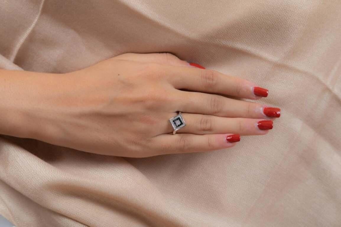 En vente :  Alliance de style grec en or blanc massif 18 carats avec diamants et saphirs bleus 2