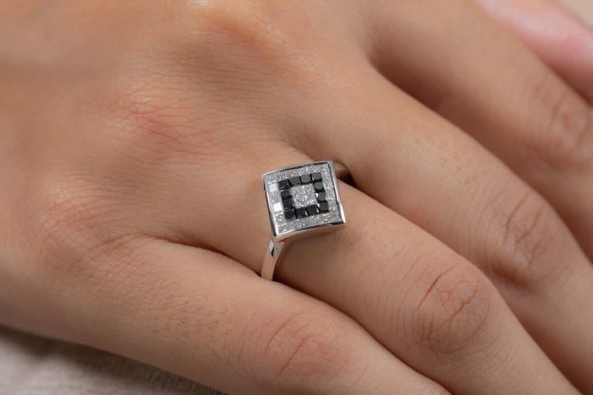 En vente :  Alliance de style grec en or blanc massif 18 carats avec diamants et saphirs bleus 4