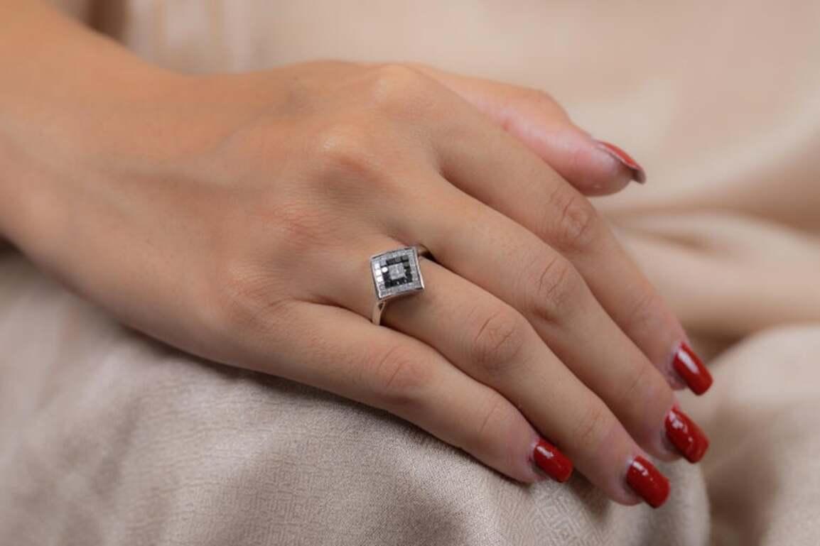 En vente :  Alliance de style grec en or blanc massif 18 carats avec diamants et saphirs bleus 6