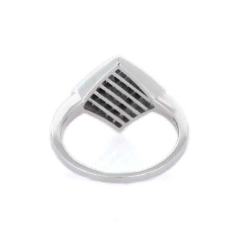 En vente :  Alliance de style grec en or blanc massif 18 carats avec diamants et saphirs bleus 7