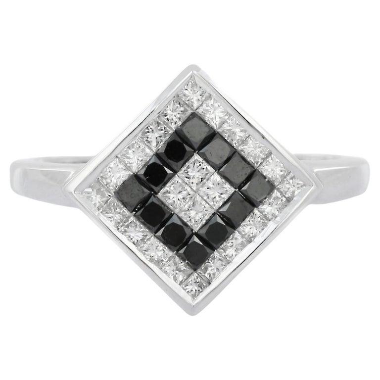 En vente :  Alliance de style grec en or blanc massif 18 carats avec diamants et saphirs bleus 8