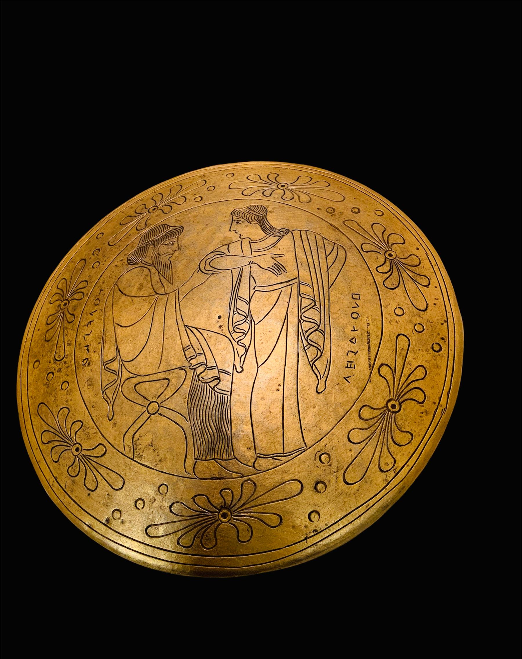 Grand pyxique de style grec en métal gravé et ciselé de couleur or en vente 2