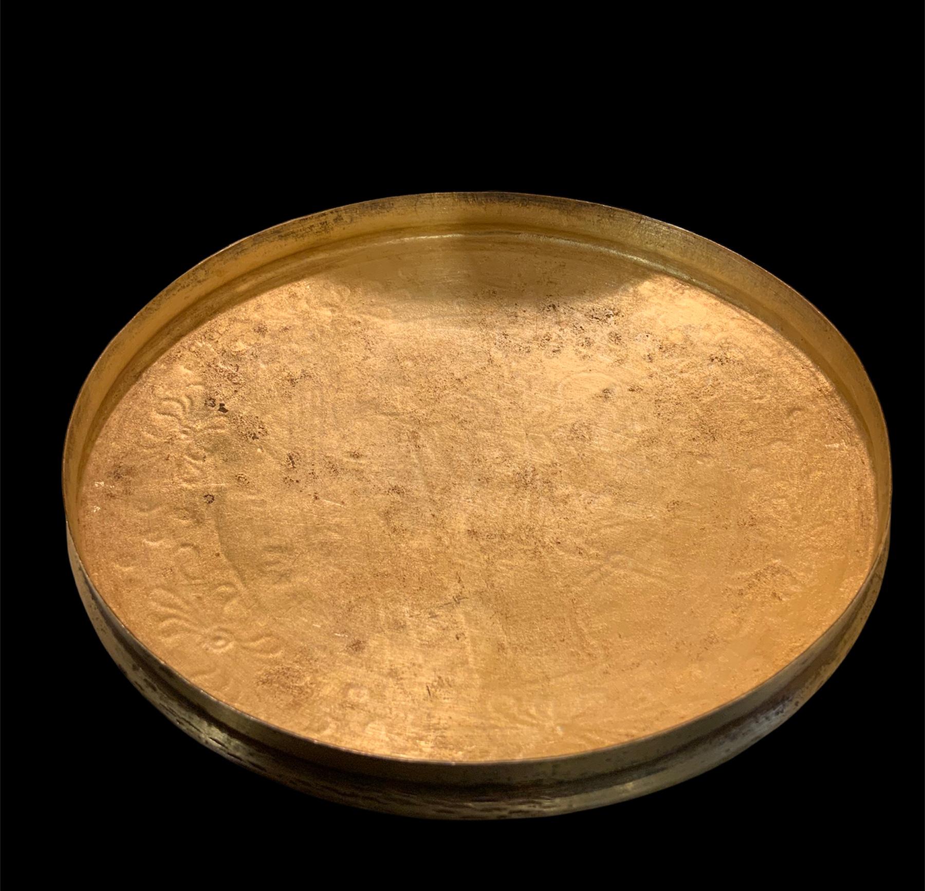 20ième siècle Grand pyxique de style grec en métal gravé et ciselé de couleur or en vente