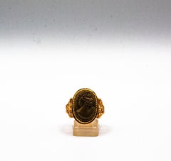 Anello da cocktail in oro giallo con pietra lavica in stile greco realizzato a mano con calcedonio