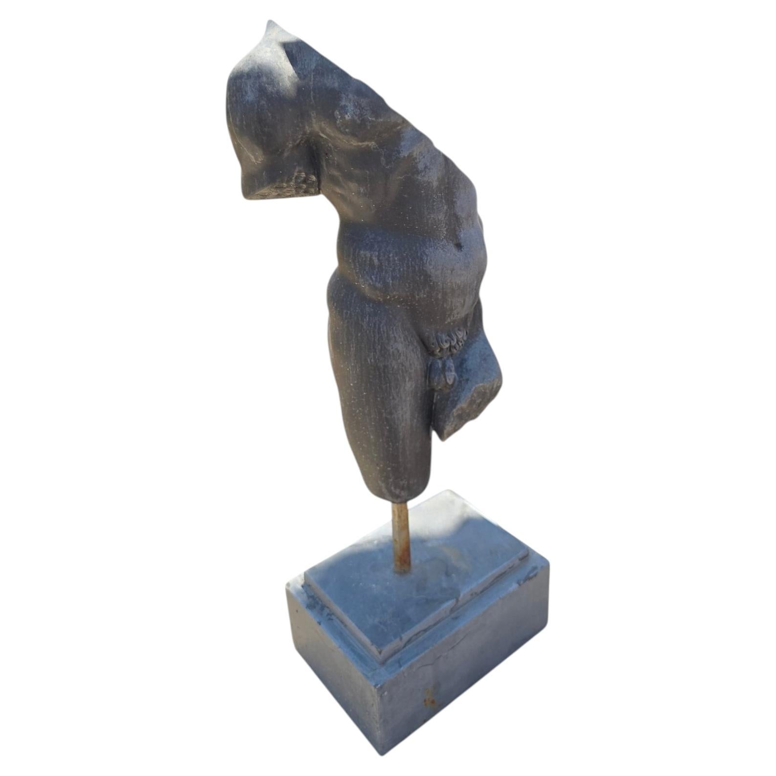 Sculpture de torse en pierre de style grec en vente
