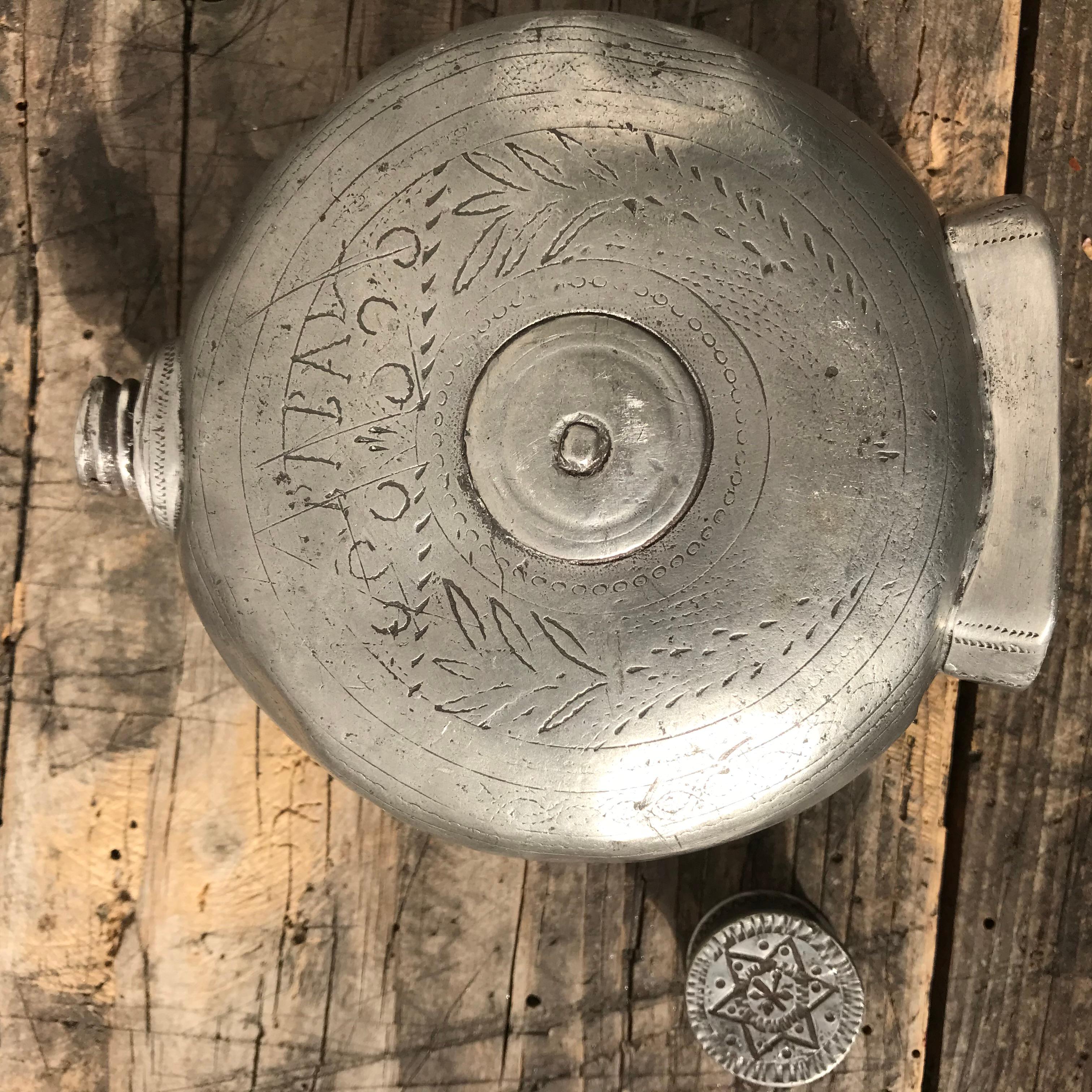Eine wunderschön erhaltene griechische Zinnflasche aus dem Jahr 1895, die sich durch aufwändige Handwerkskunst und Vintage-Charme auszeichnet. Dieses seltene Stück verleiht jeder Sammlung historischen Charakter und einzigartigen Stil.