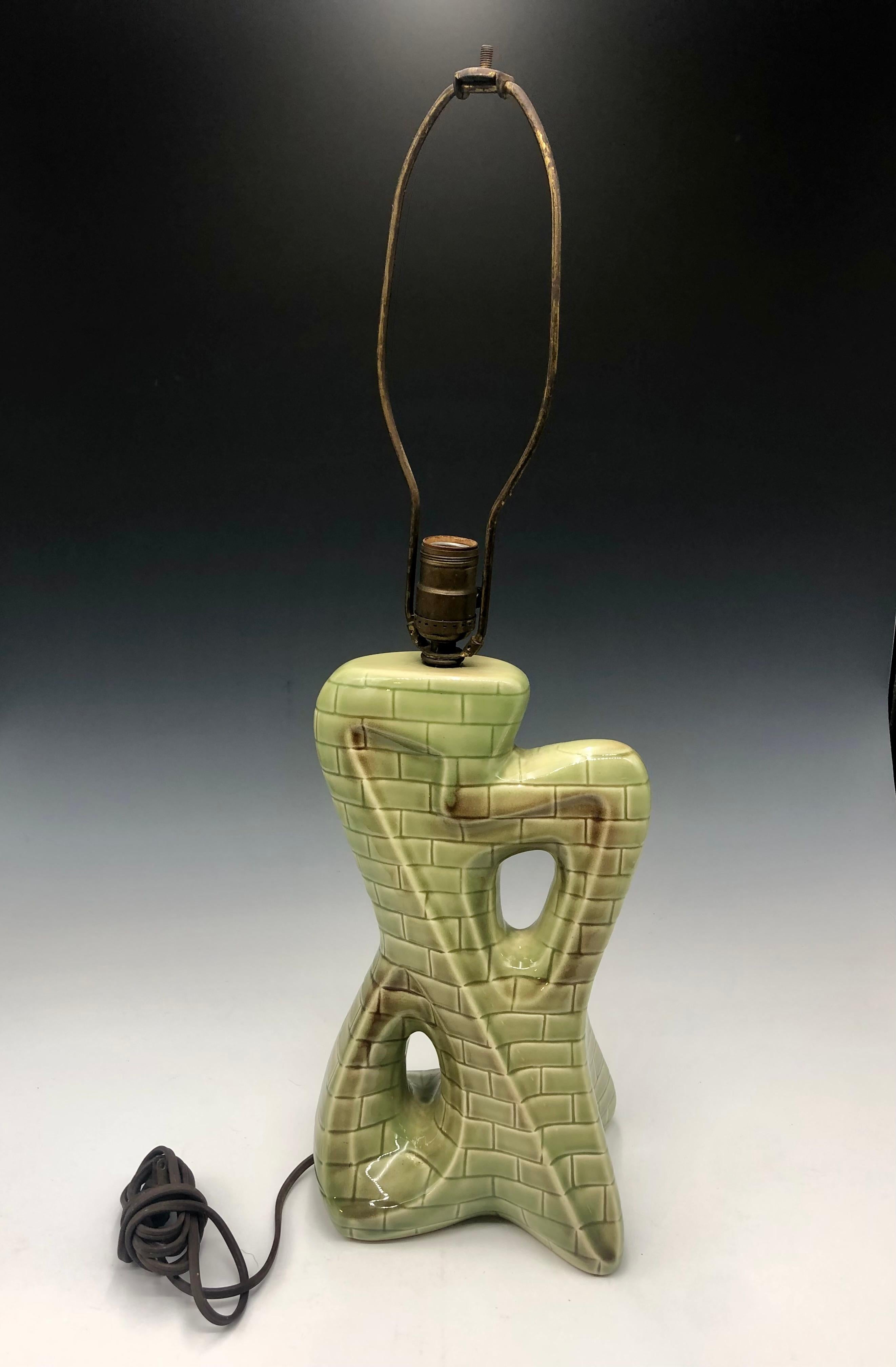 Lampada da tavolo in ceramica astratta di Greem, metà del secolo scorso, con motivo geometrico a mattoni in vendita 5