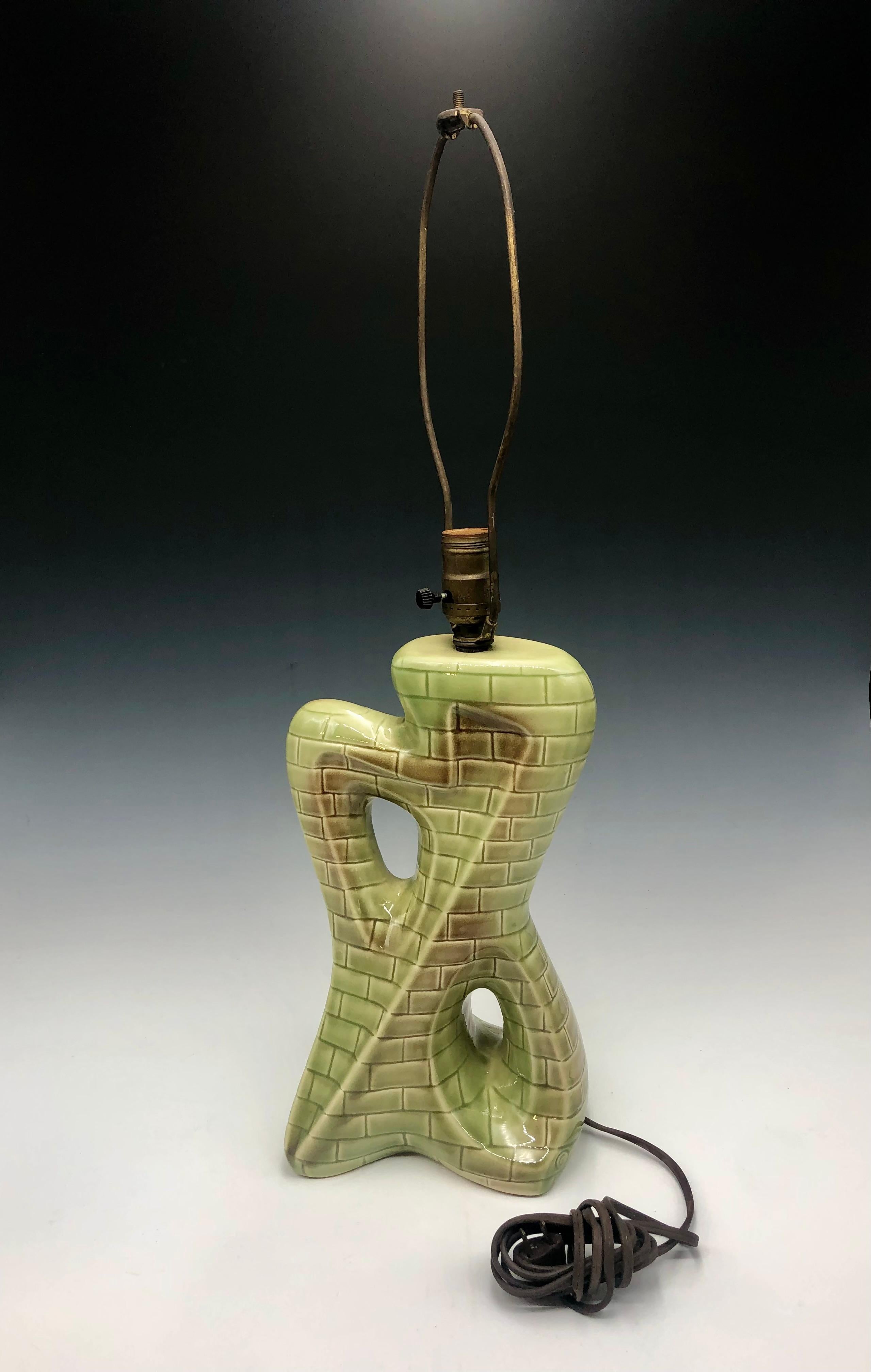Lampada da tavolo in ceramica astratta di Greem, metà del secolo scorso, con motivo geometrico a mattoni in vendita 6
