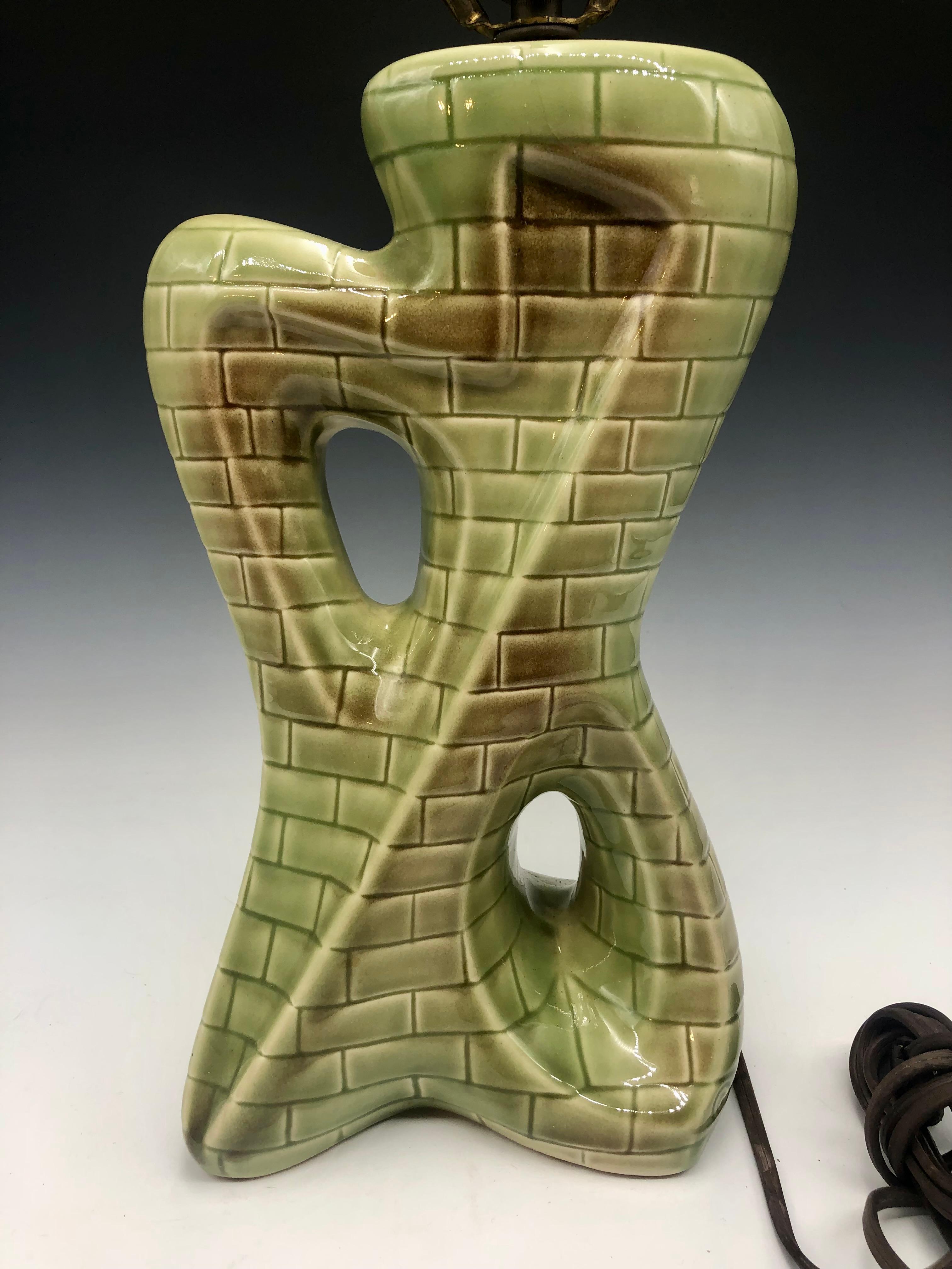 Nordamericano Lampada da tavolo in ceramica astratta di Greem, metà del secolo scorso, con motivo geometrico a mattoni in vendita