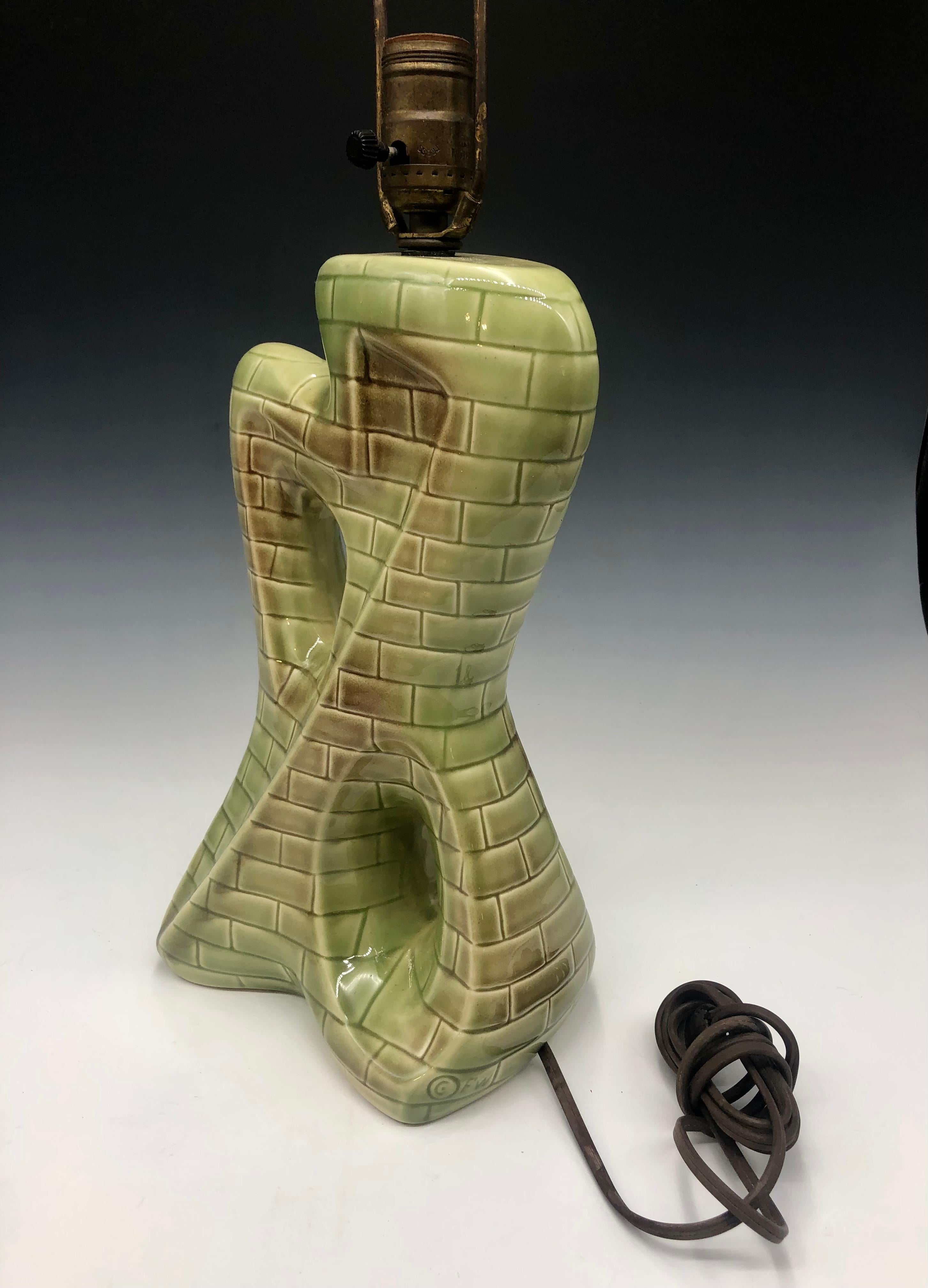 Metà XX secolo Lampada da tavolo in ceramica astratta di Greem, metà del secolo scorso, con motivo geometrico a mattoni in vendita