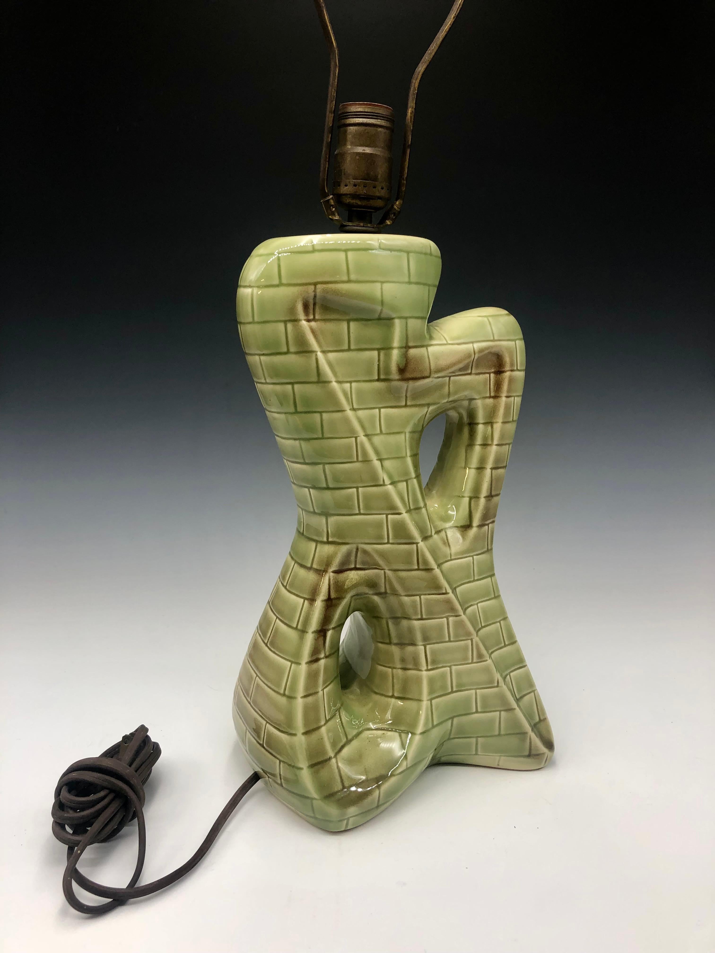 Ceramica Lampada da tavolo in ceramica astratta di Greem, metà del secolo scorso, con motivo geometrico a mattoni in vendita
