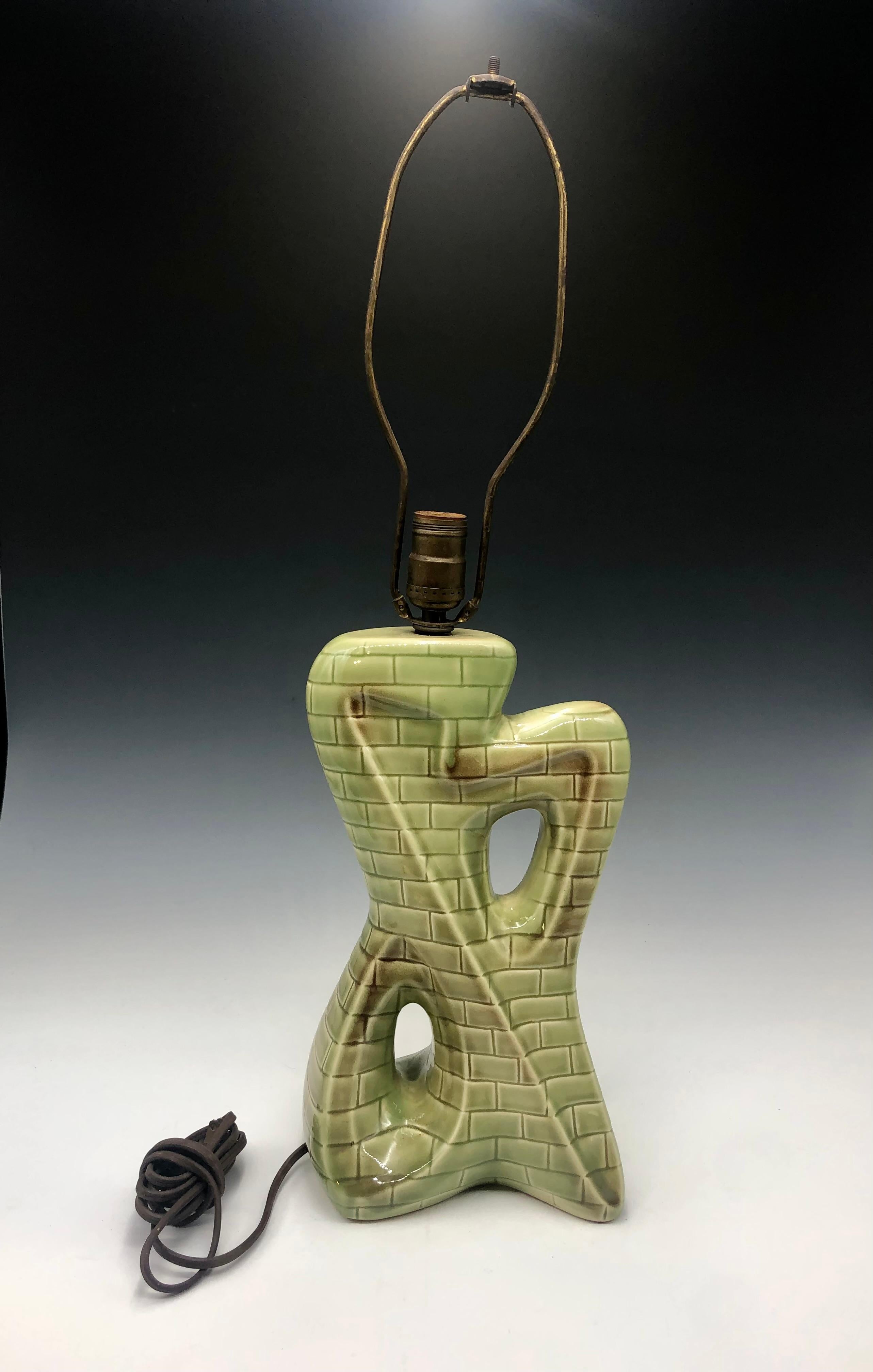 Lampada da tavolo in ceramica astratta di Greem, metà del secolo scorso, con motivo geometrico a mattoni in vendita 1