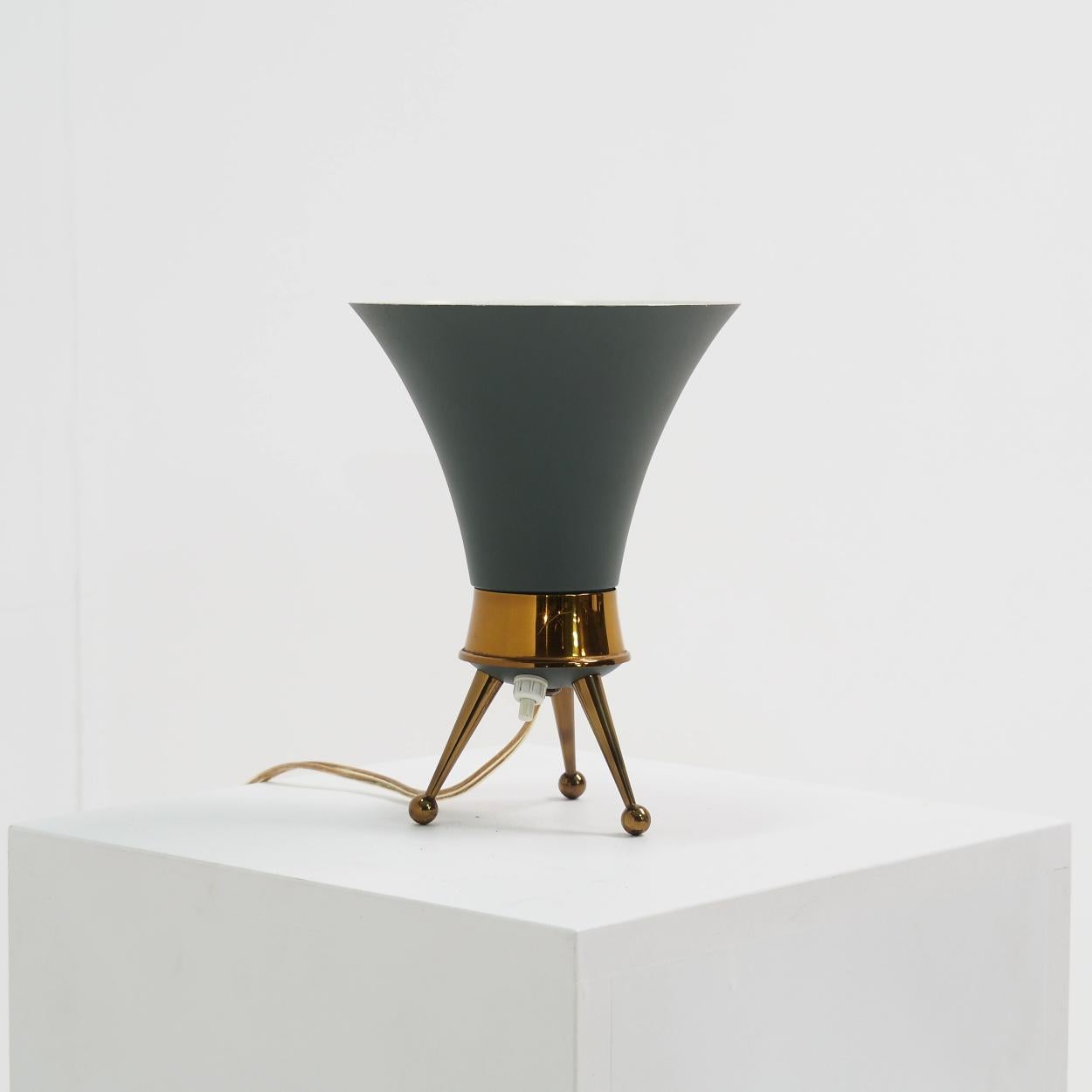 Charmante petite lampe de table ou de chevet des années 1950 attribuée à la société suisse BAG Turgi.

La lampe est en métal laqué vert et repose sur un trépied en laiton.

Il est dans un état proche de l'état neuf et comporte encore toutes les