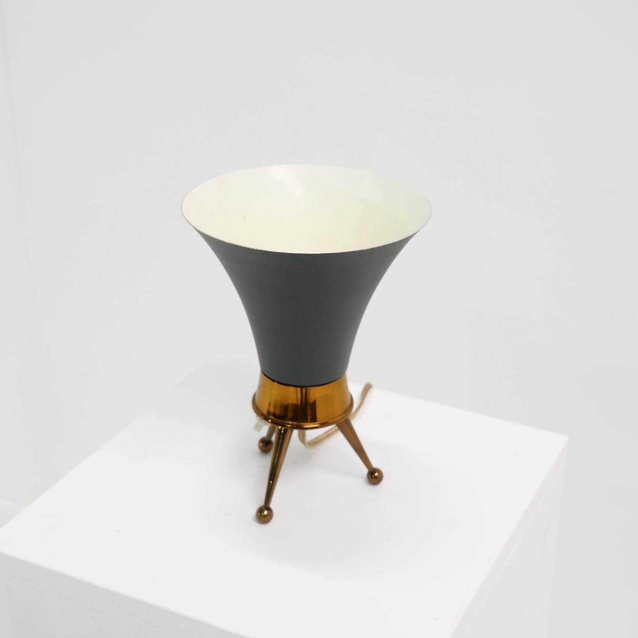 Milieu du XXe siècle Lampe de chevet verte des années 1950 attribuée à BAG Turgi, Suisse en vente